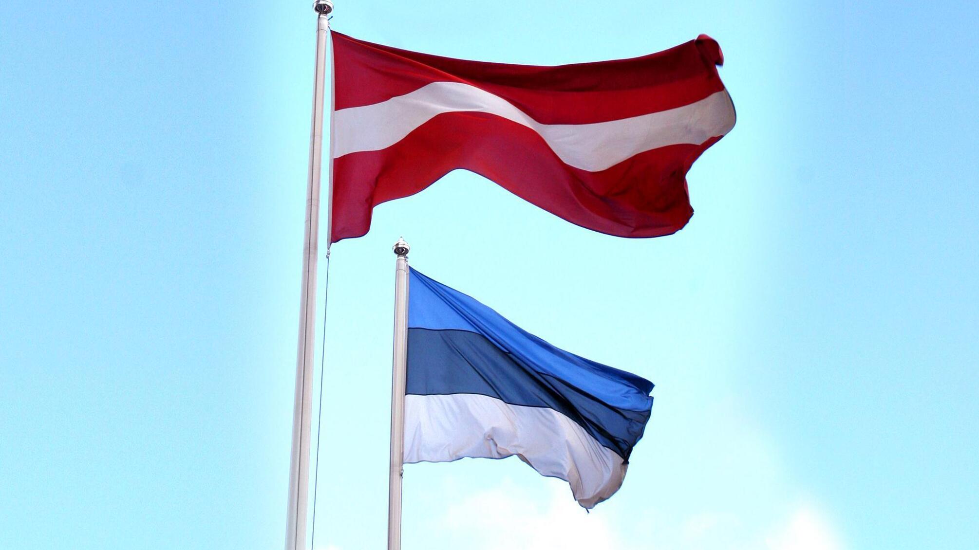 прапори Естонії та Латвії