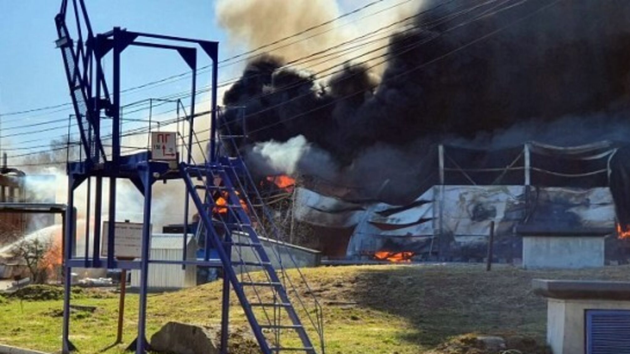 В россии произошел масштабный пожар на химзаводе (видео)