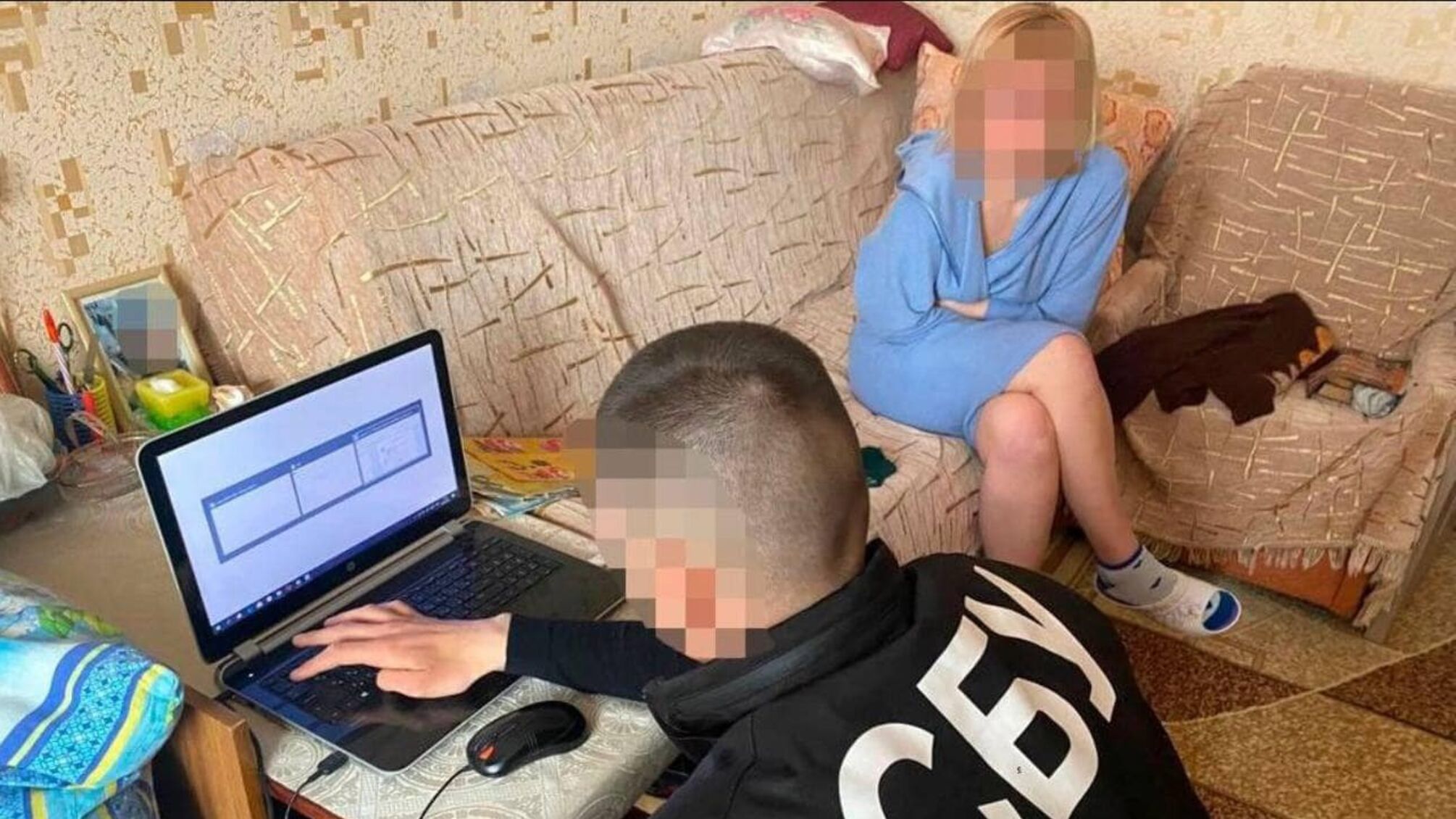 СБУ мужчина ноутбук женщина