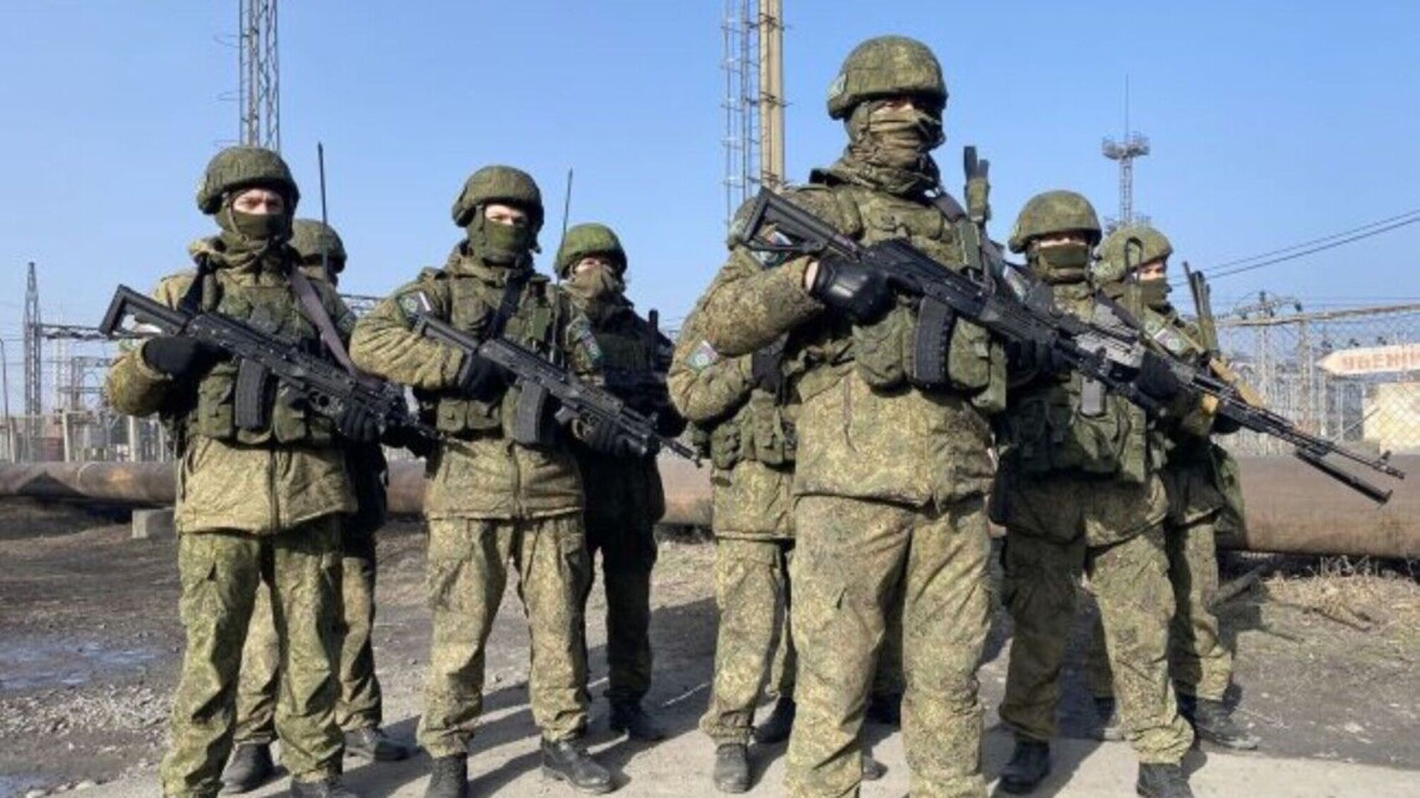 окупанти російські військовї з автоматами