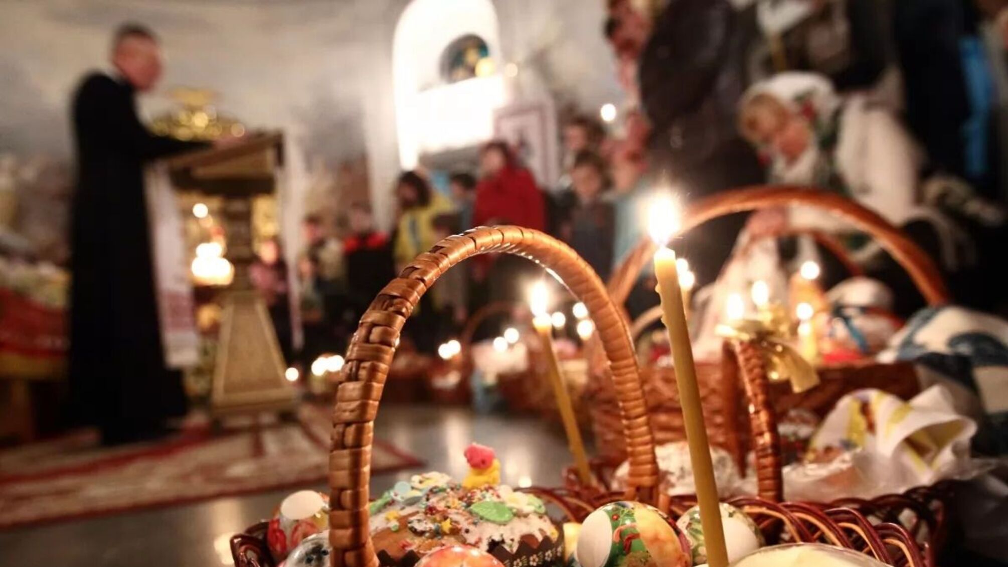 церковь куличи свечи люди священник