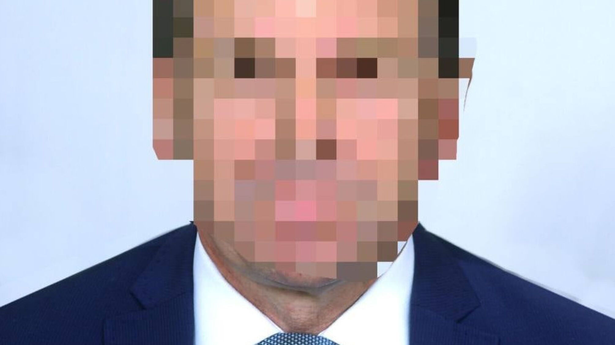 заретушированное лицо