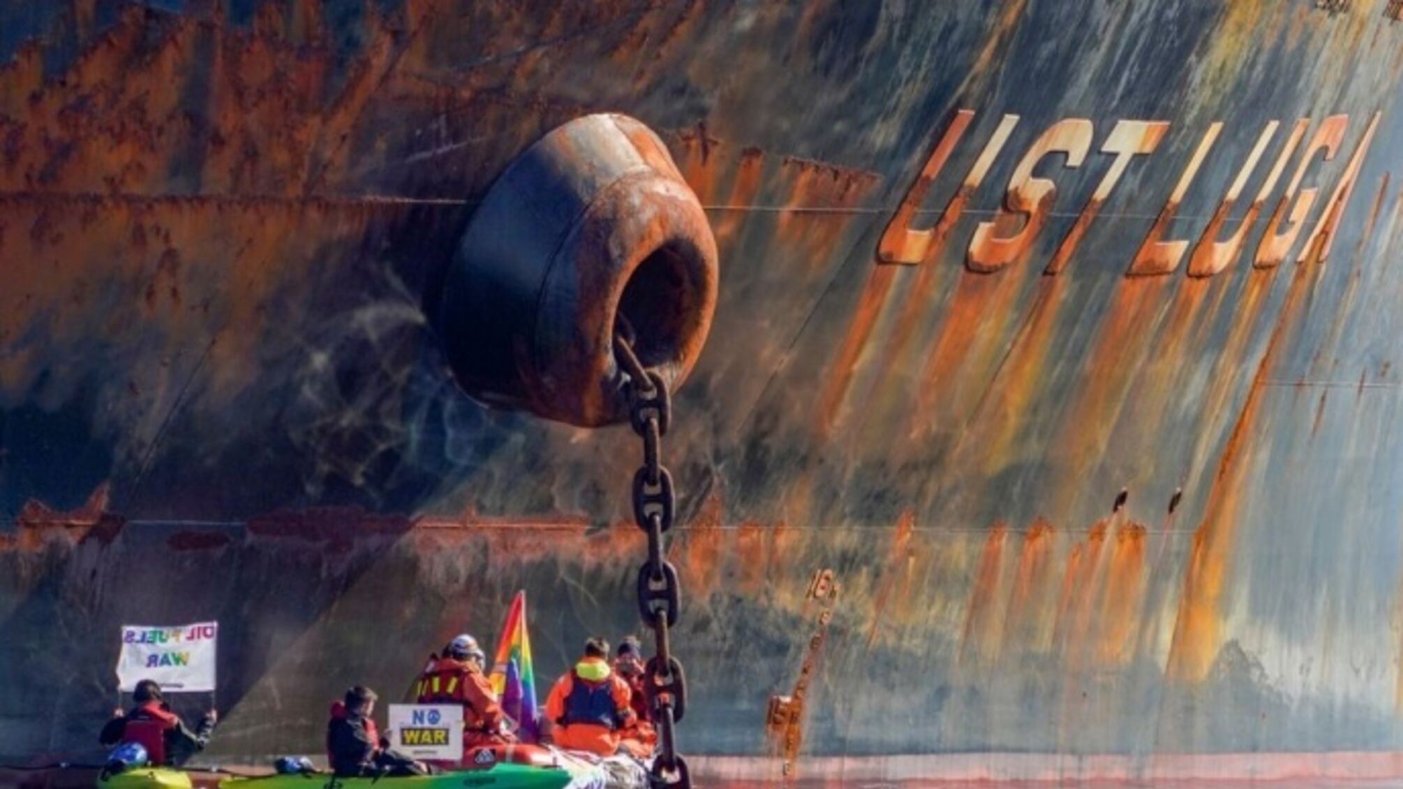 Активісти Greenpeace у Норвегії заблокували російський нафтовий танкер 