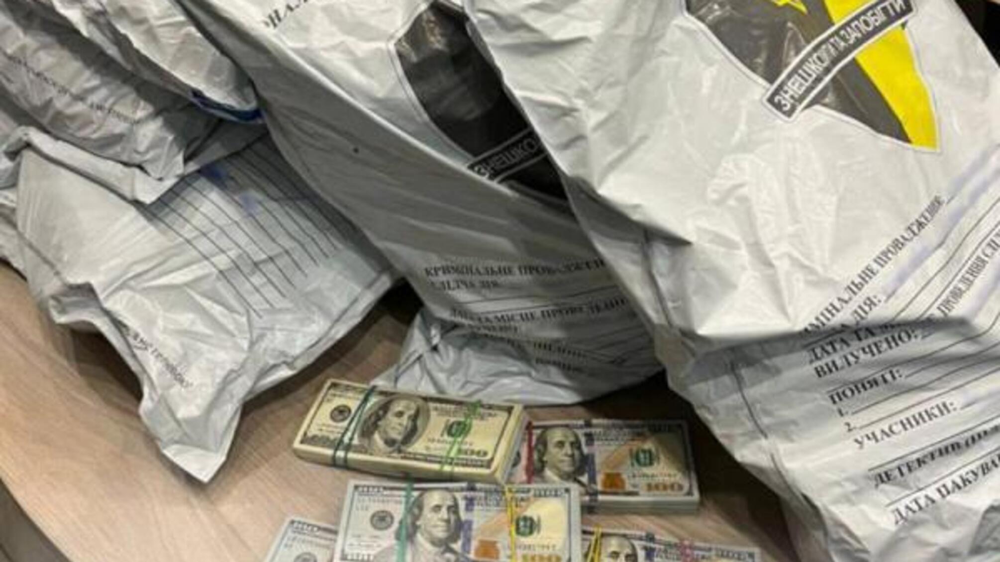 пакети з грошима