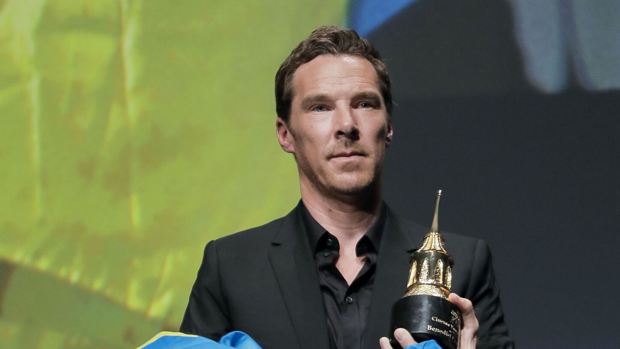 Камбербетч с украинским флагом