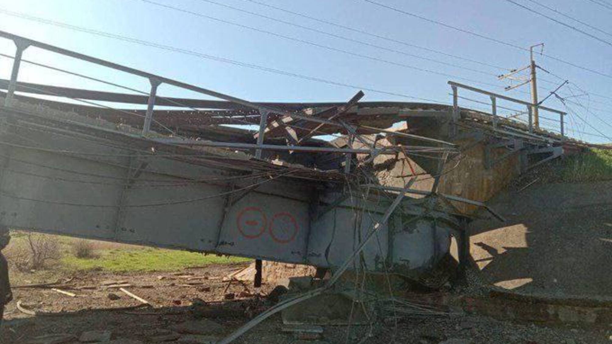 В Запорожской области взорвали мост, через который российские захватчики возили оружие из оккупированного Крыма