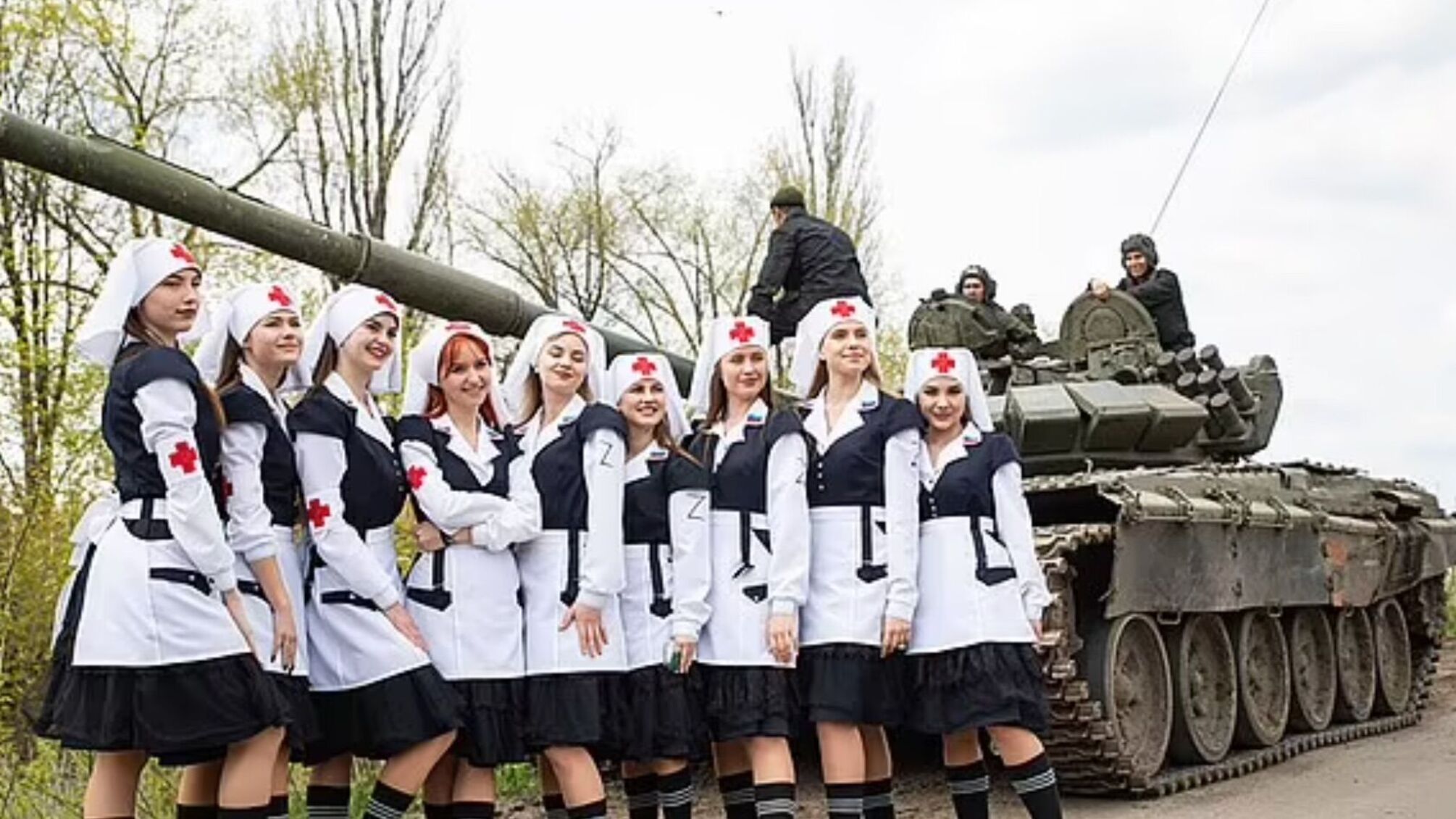 Співали частівки й позували біля танків: росія привезла на Луганщину псевдомедсестер