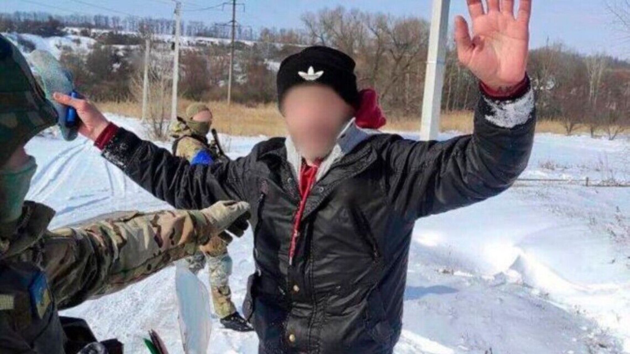 украинский военный диверсант руки вверх