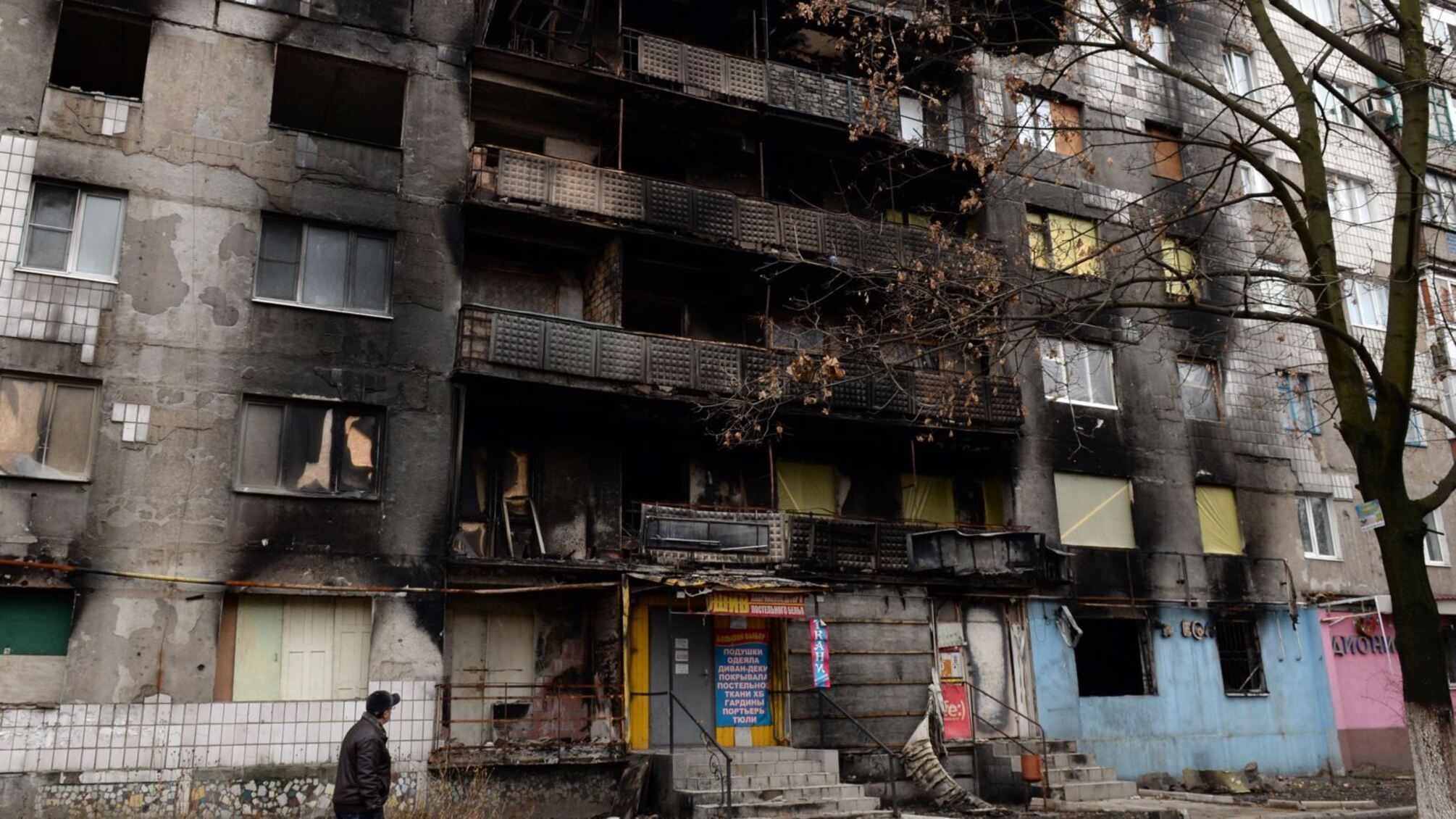 поврежденный обстрелами дом