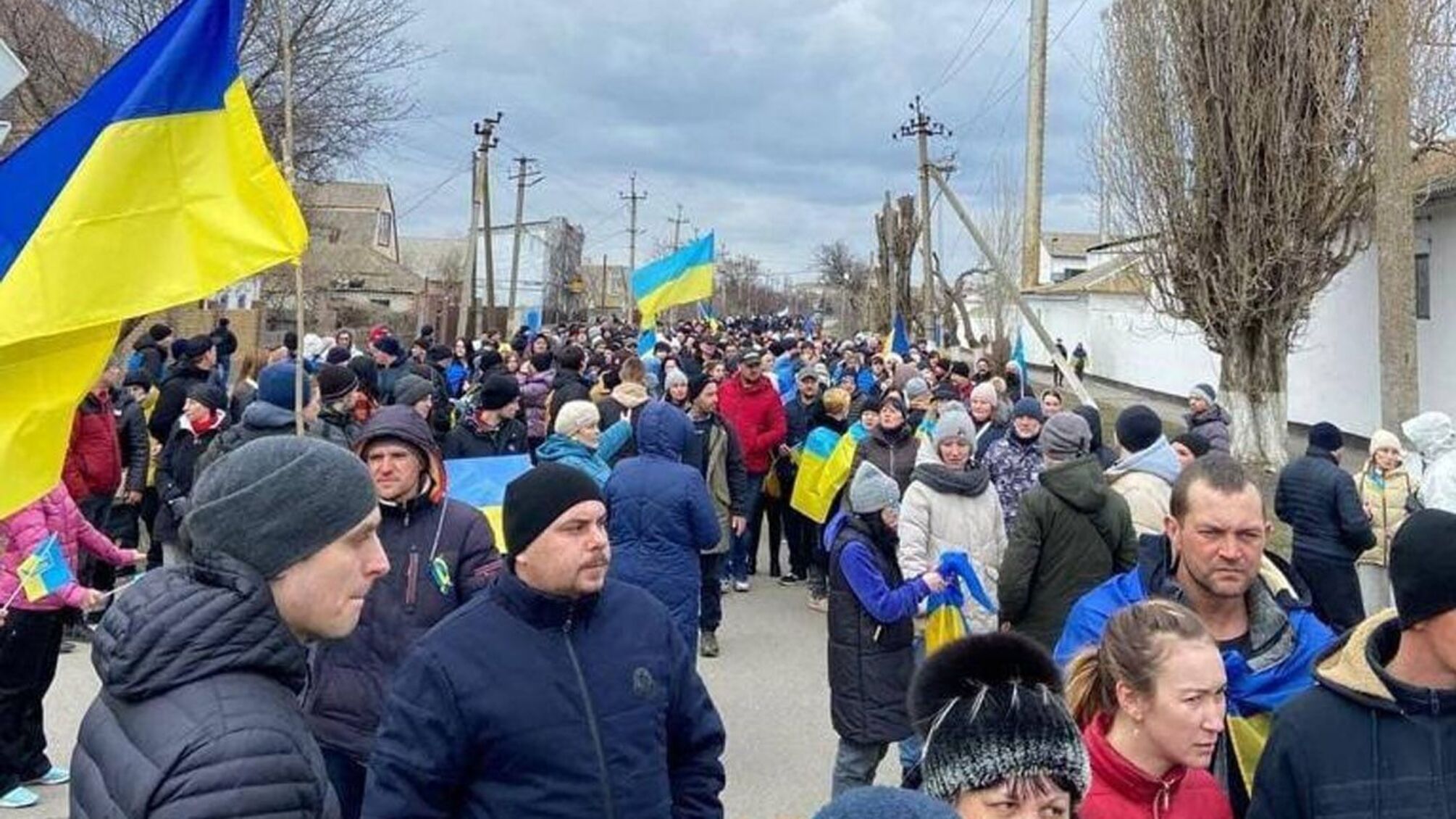 люди украинские флаги