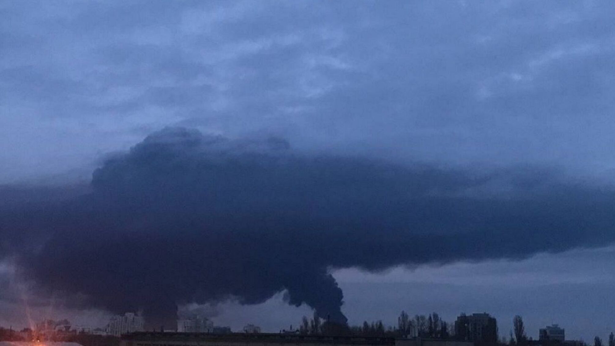 небо чорний дим