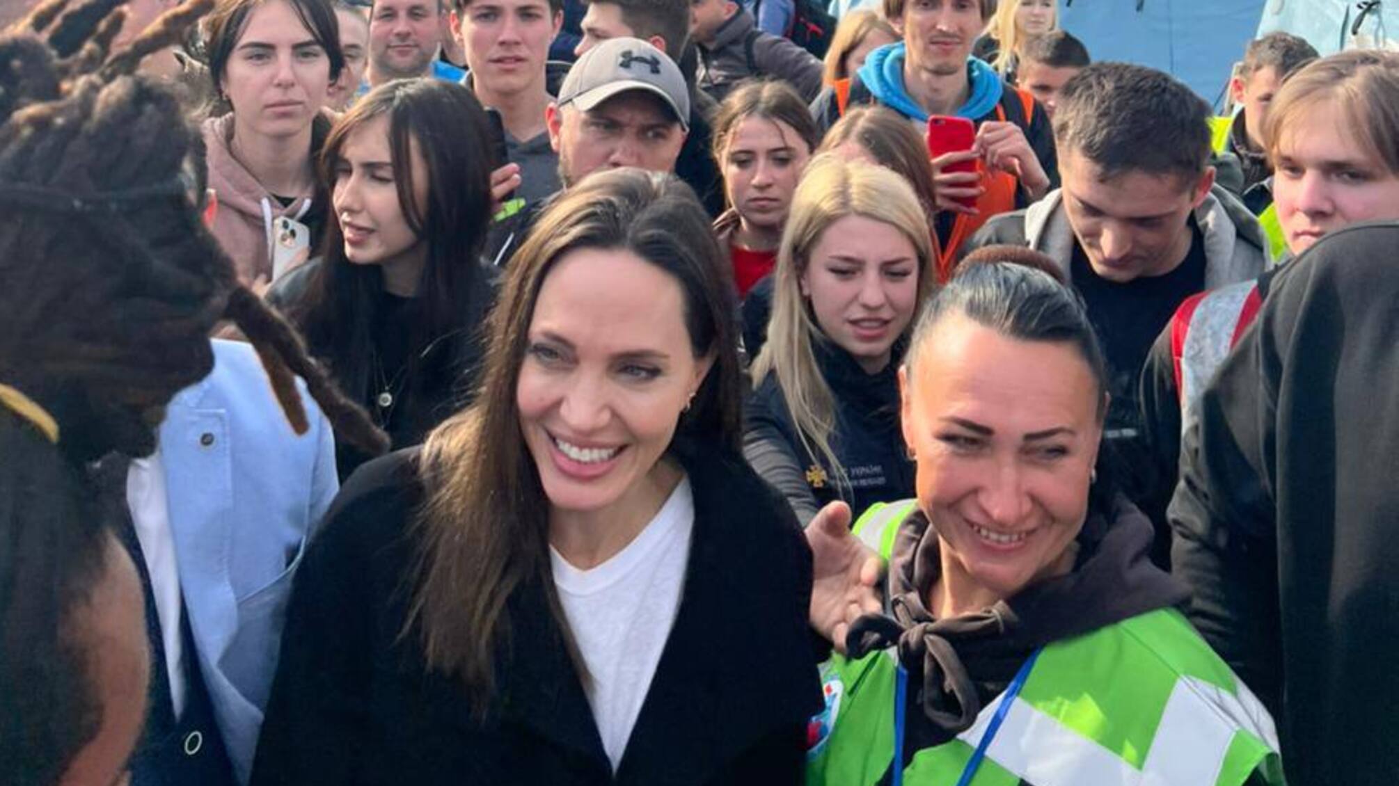 Укрзалізниця: Анжеліна Джолі зустріла евакуаційний поїзд у Львові