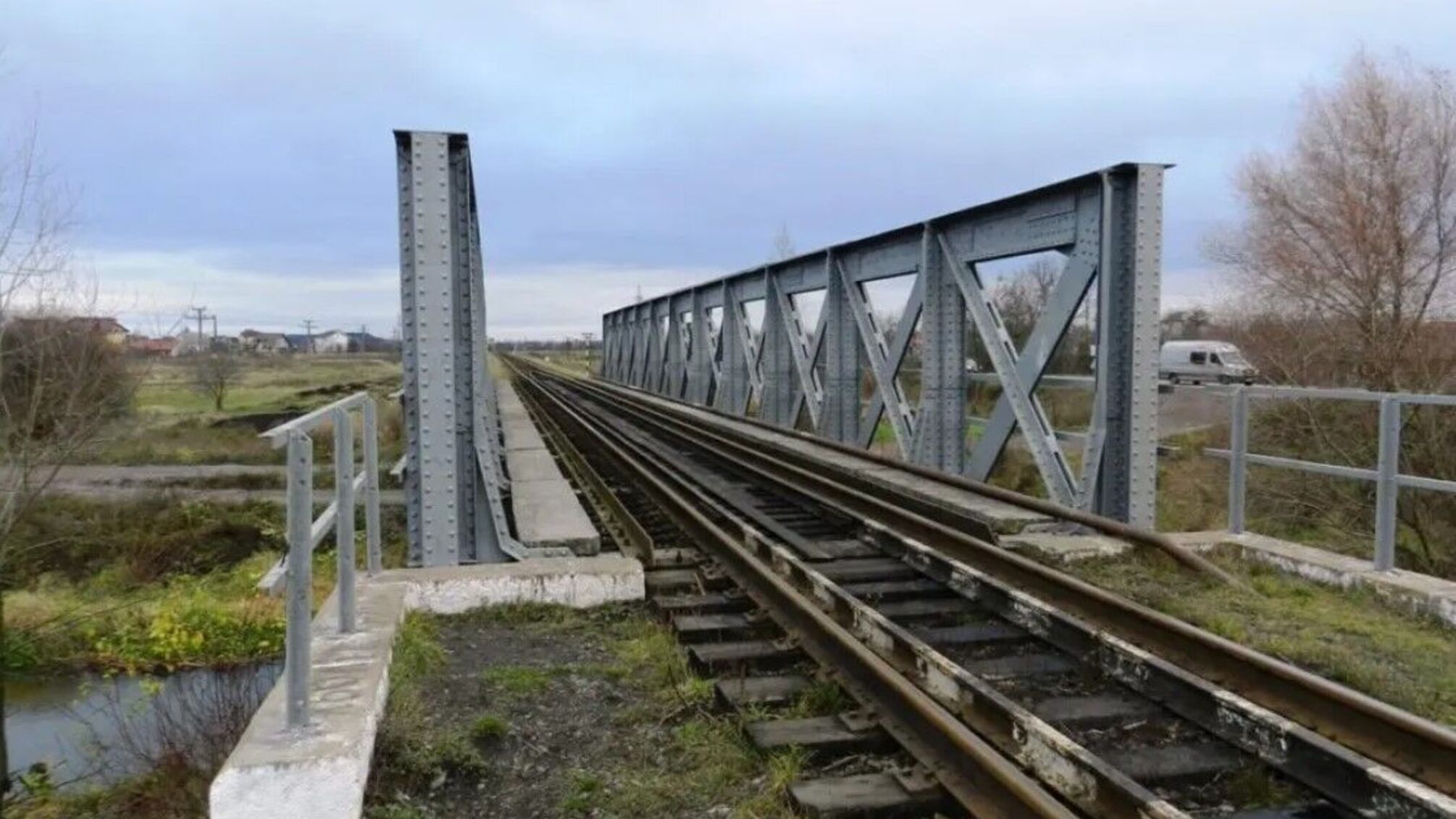 міст через річку