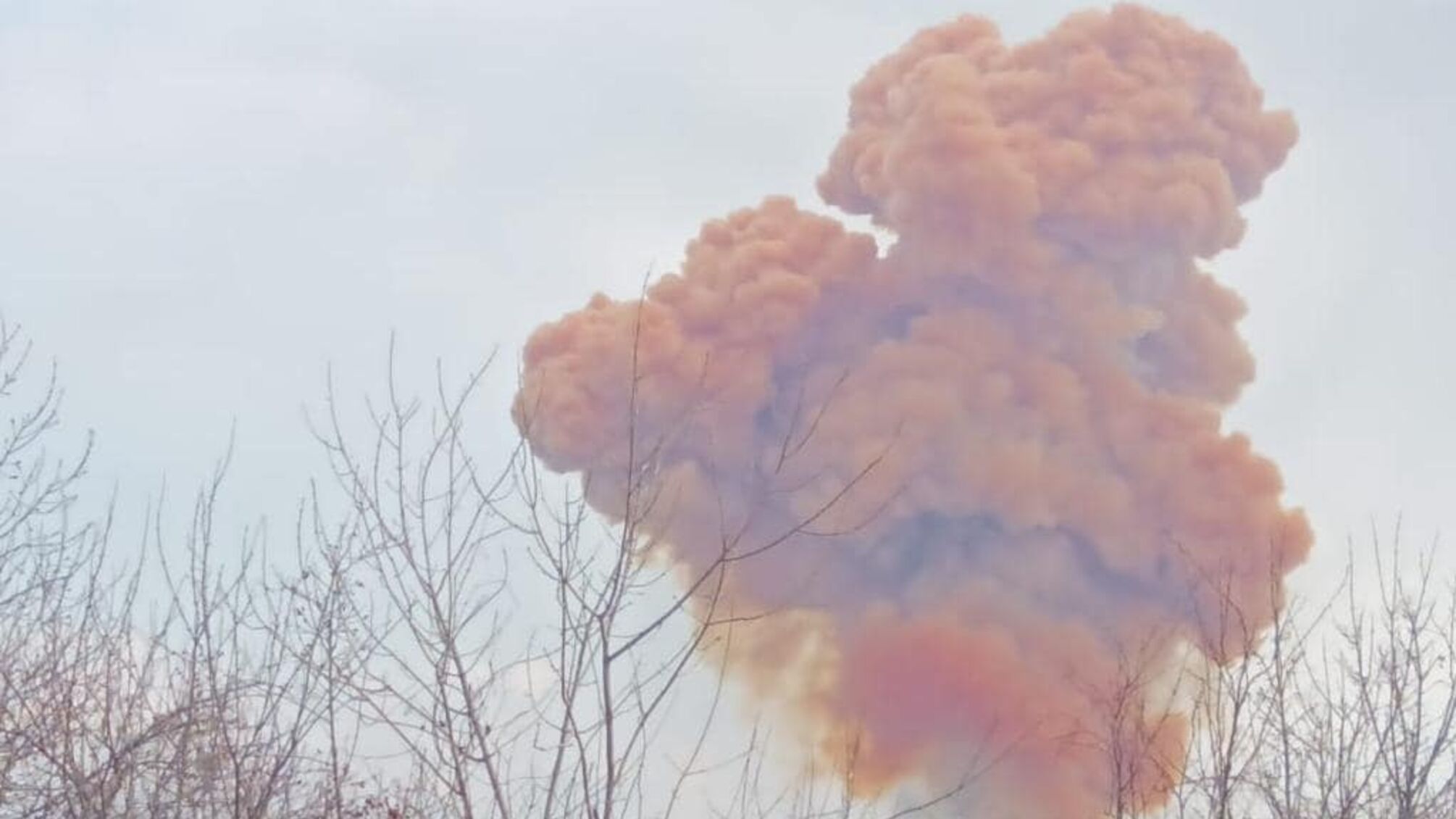 Оккупанты расстреляли цистерну с азотной кислотой в Луганской области