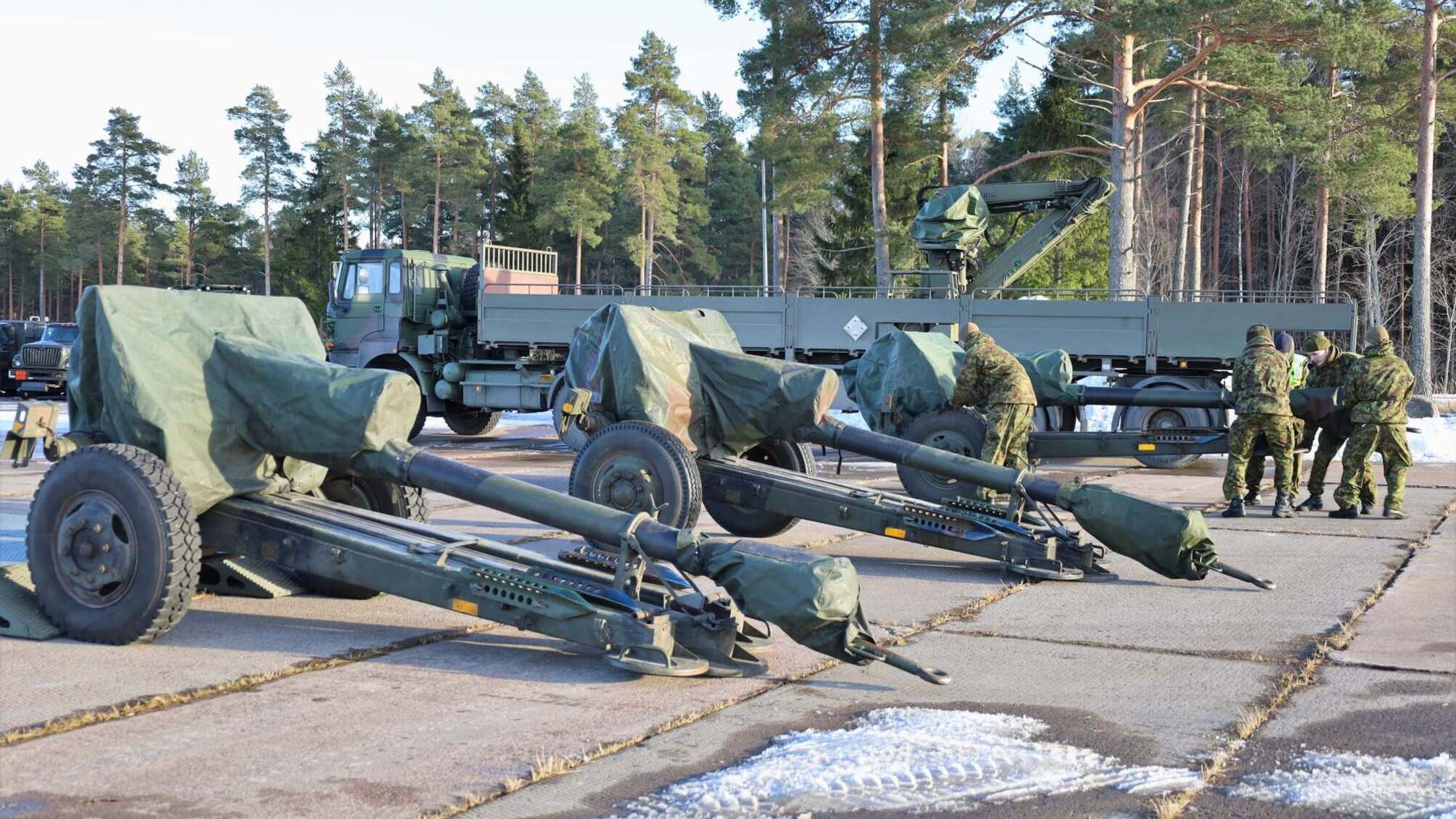 Гаубицы и военные