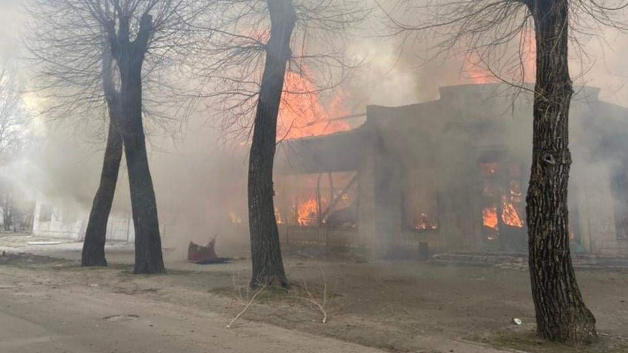 деревья дом дым пожар