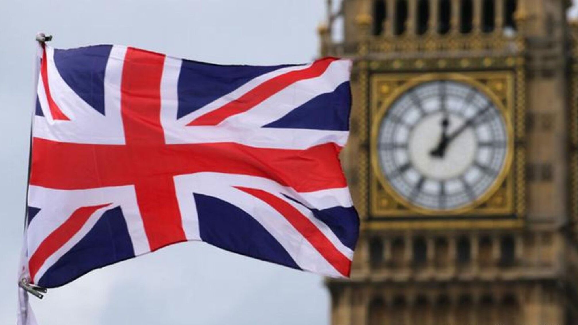 Великобритания полностью блокирует активы Сбербанка рф и вводит санкции против 8 олигархов