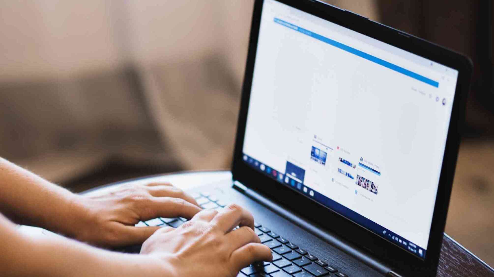 руки на клавіатурі