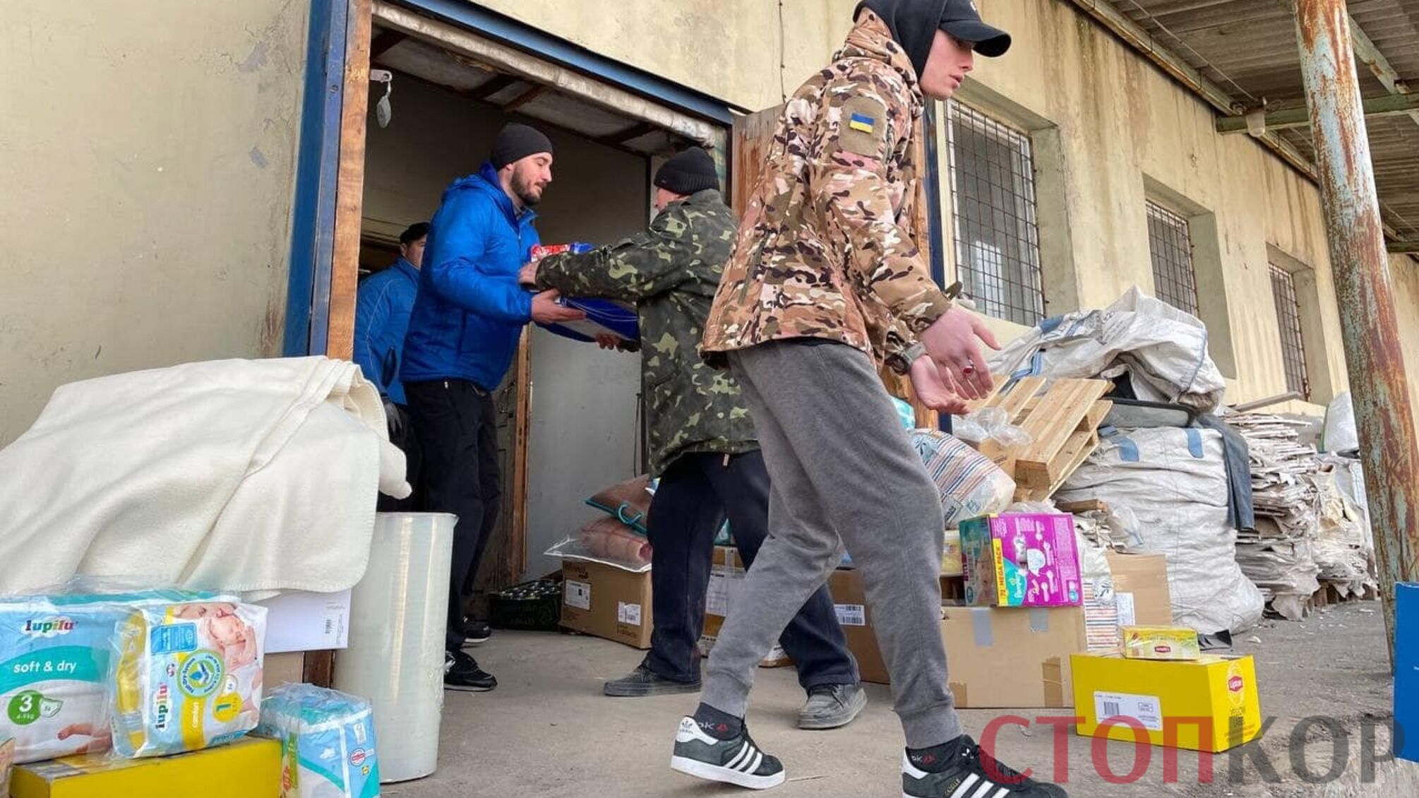 люди коробки