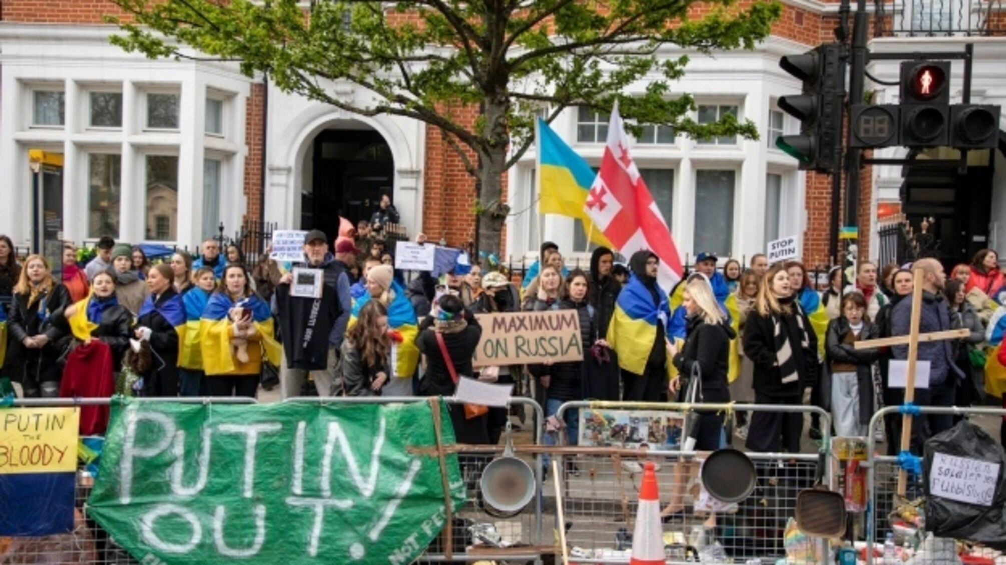 активисты с флагами