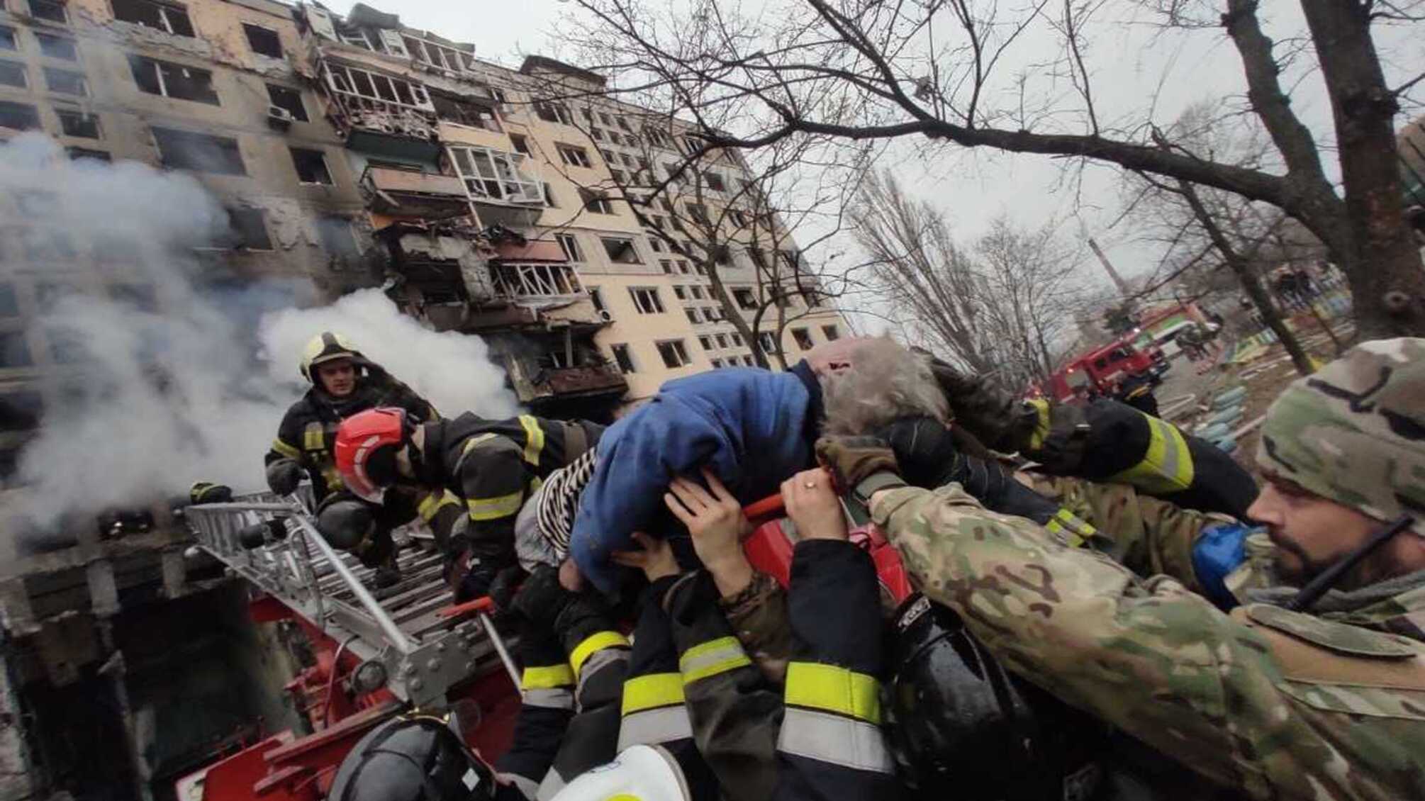 многоэтажка дым спасатели люди