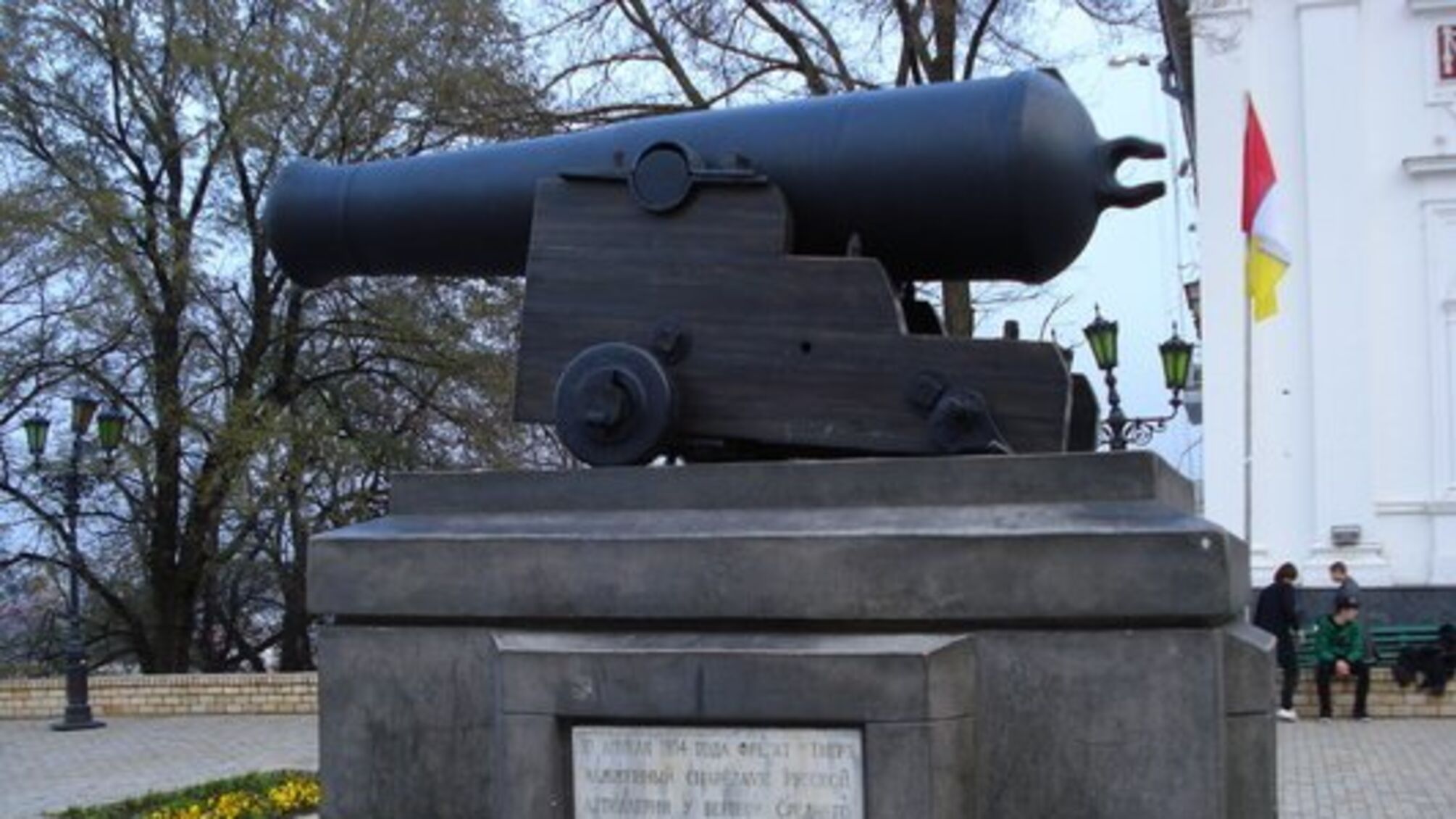 Із пам’ятника гармати в Одесі зняли табличку 'Слава російській зброї' 