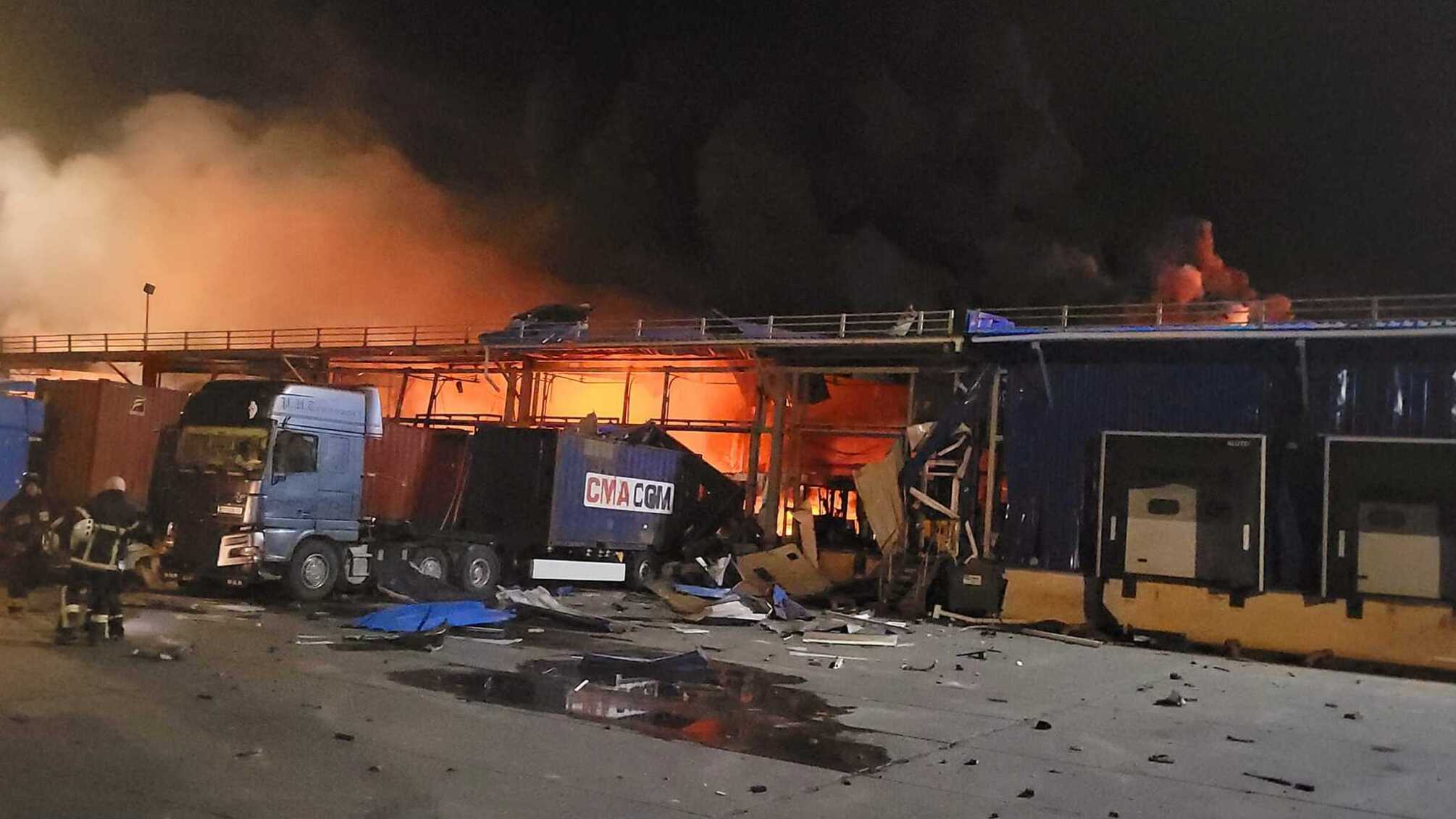 горящий торговый центр в Одессе после обстрела 