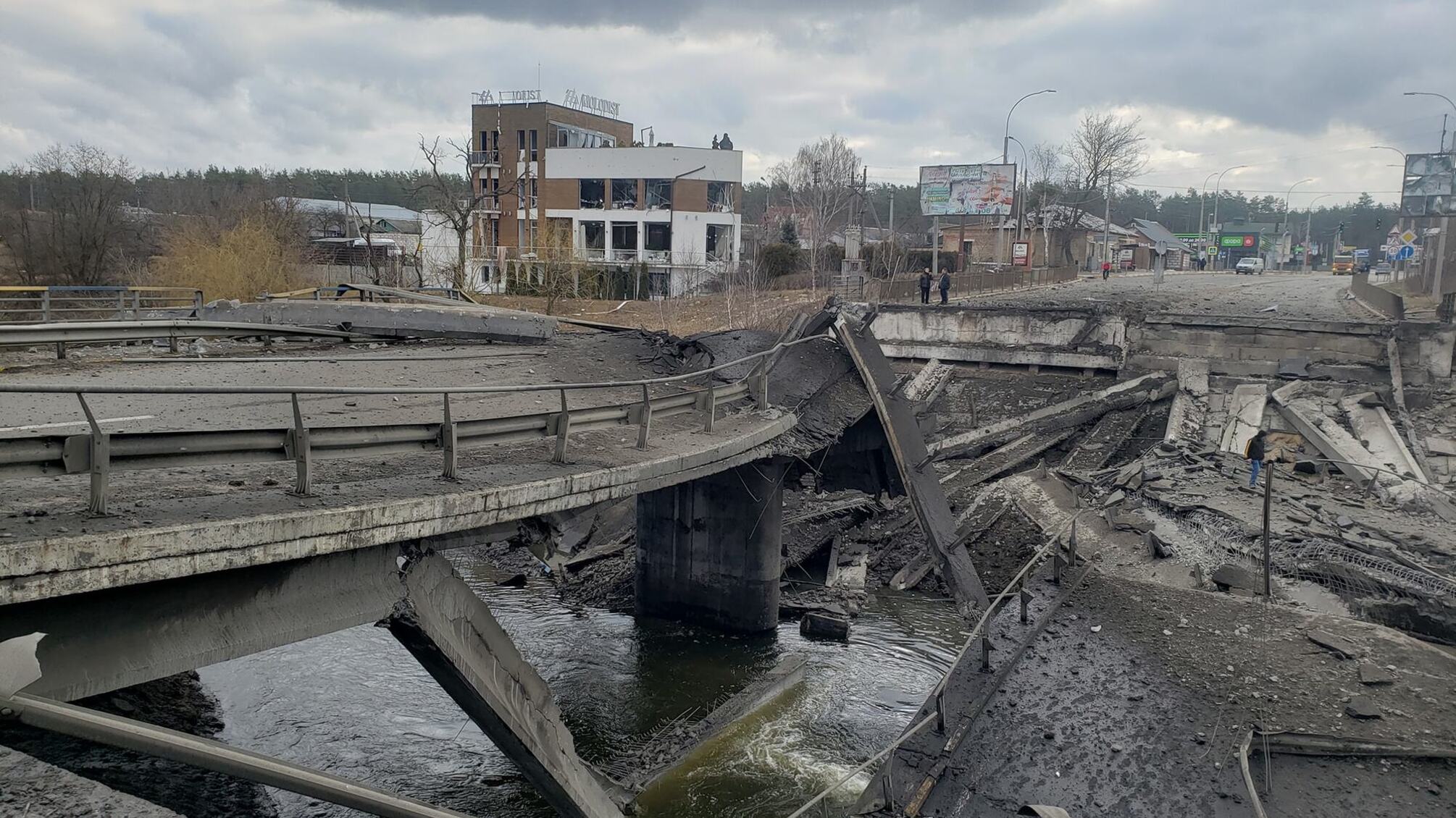Разрушенный мост через Ирпень