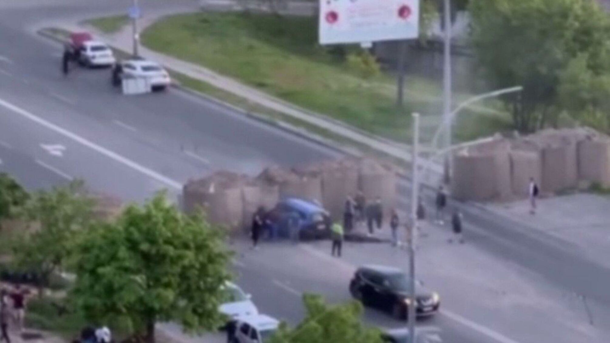 У Києві на 100-кілометровій швидкості авто врізалось у бетонні блоки - соцмережі (відео)