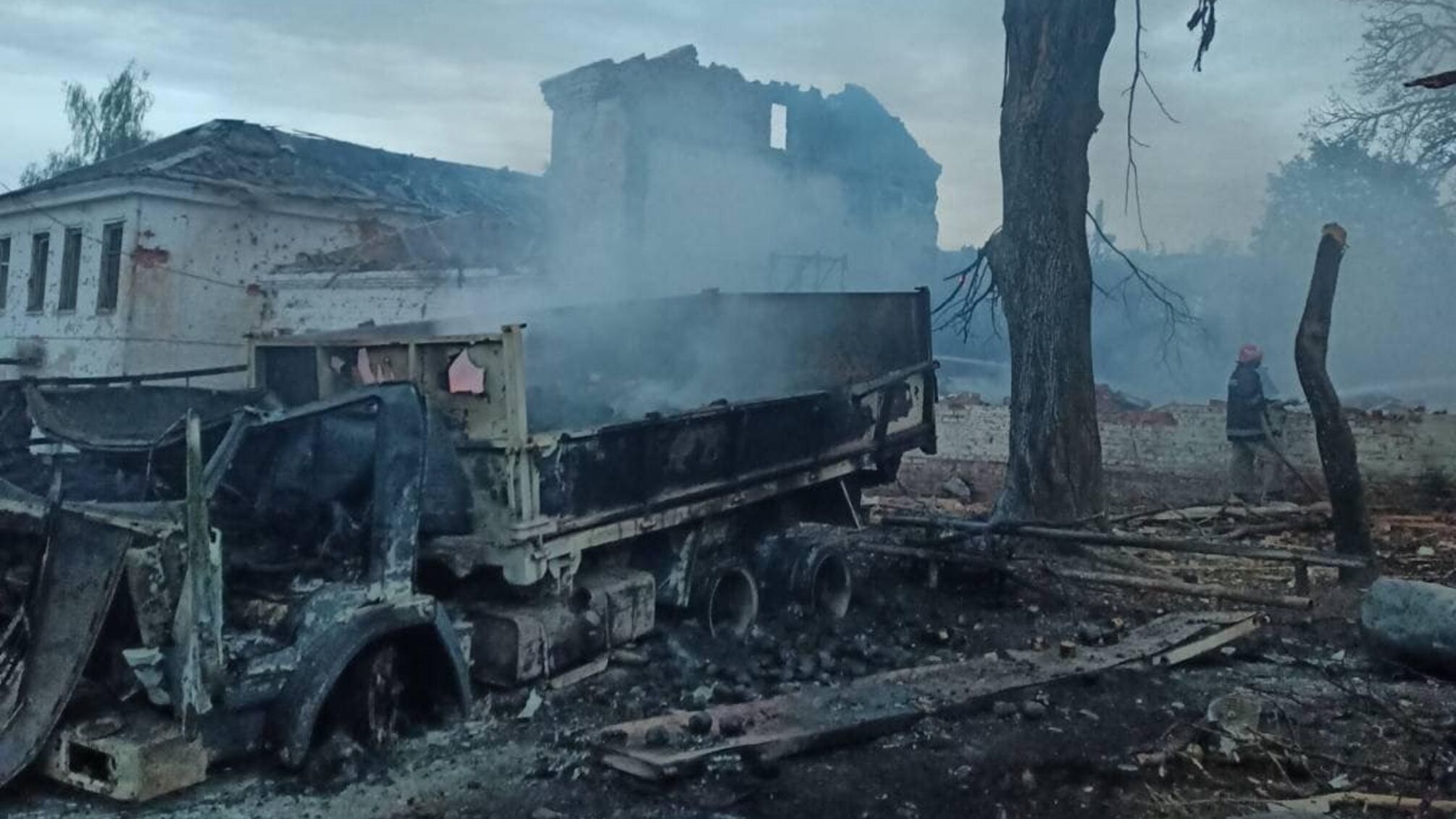 знищена техніка та будинок