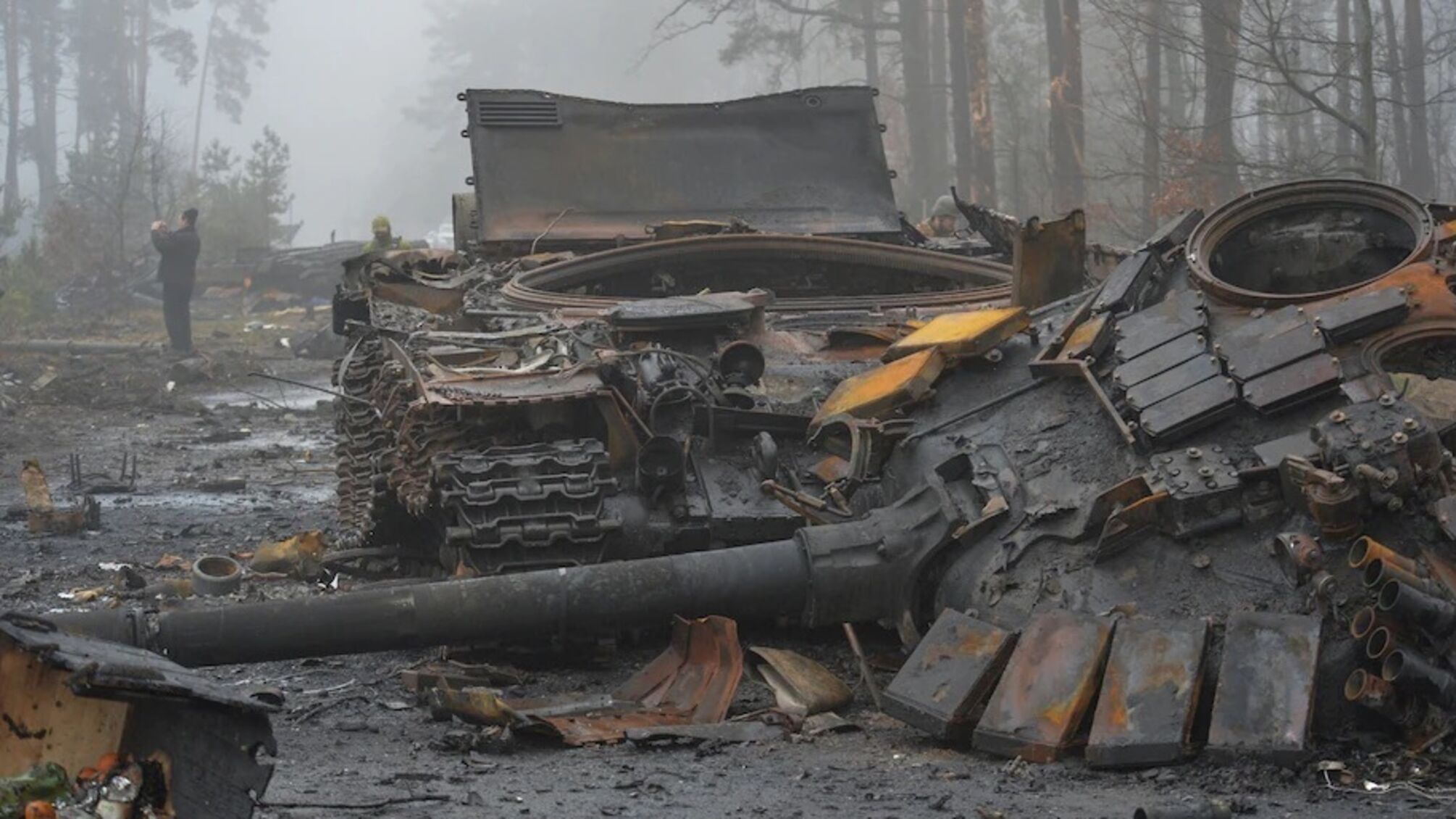 Знищений російський танк Т-72 у Київській області