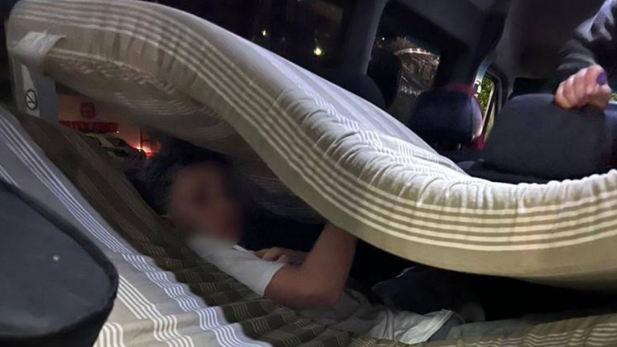 мужчина под матрасом