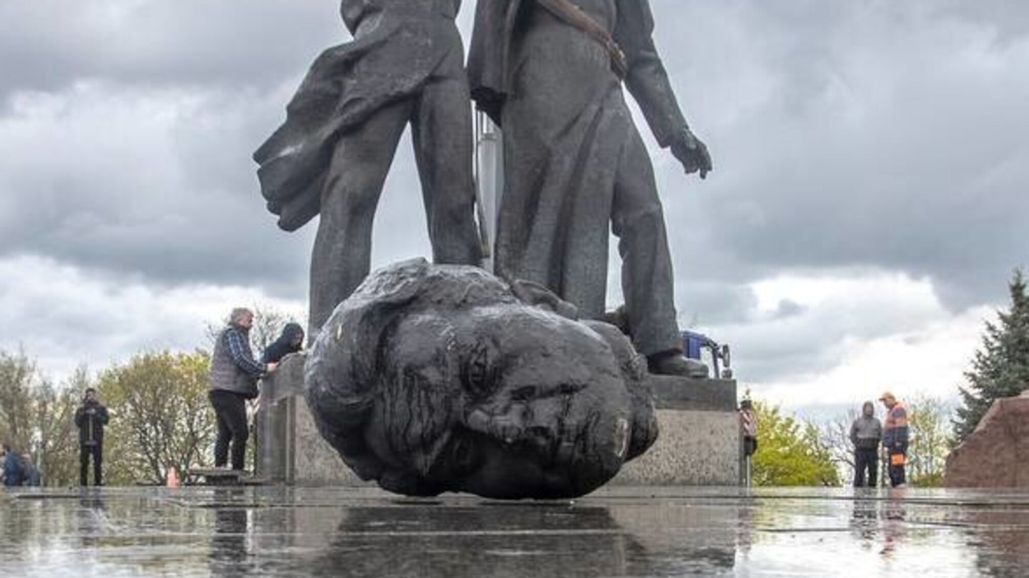 скульптурная композиция под аркой Дружбы народов