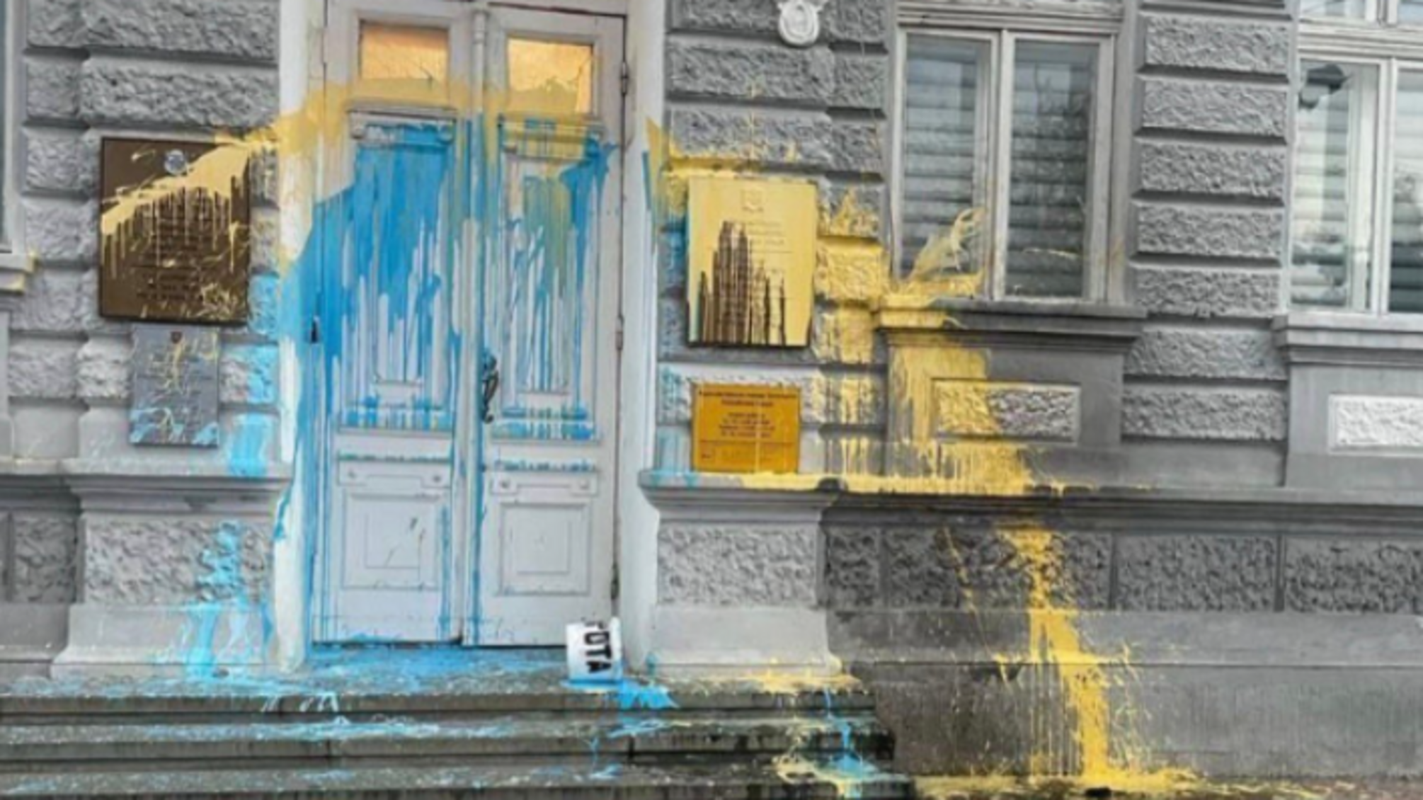 Чубаров: У Криму будівлю окупаційної адміністрації облили жовтою і блакитною фарбою (фото)