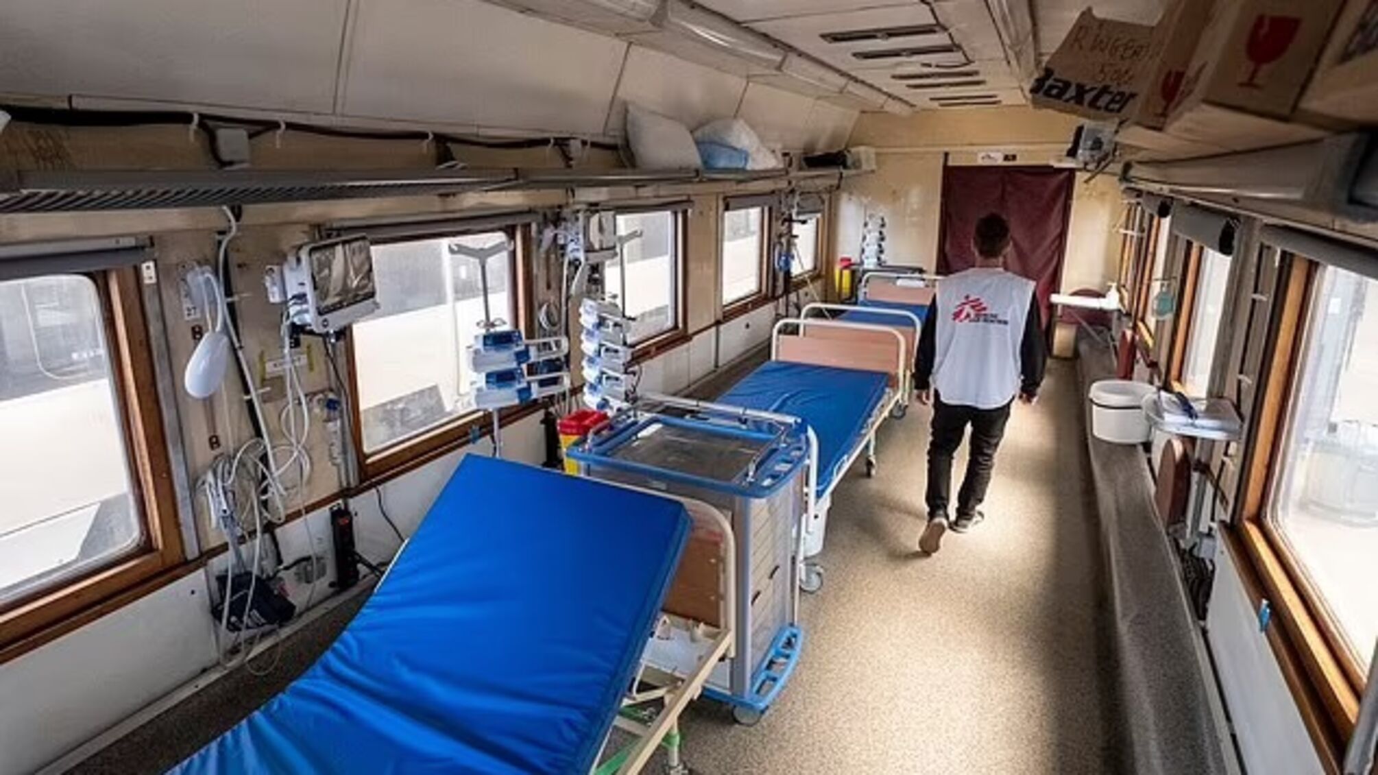 Санитарные поезда вывозят раненых из регионов, где ведутся бои