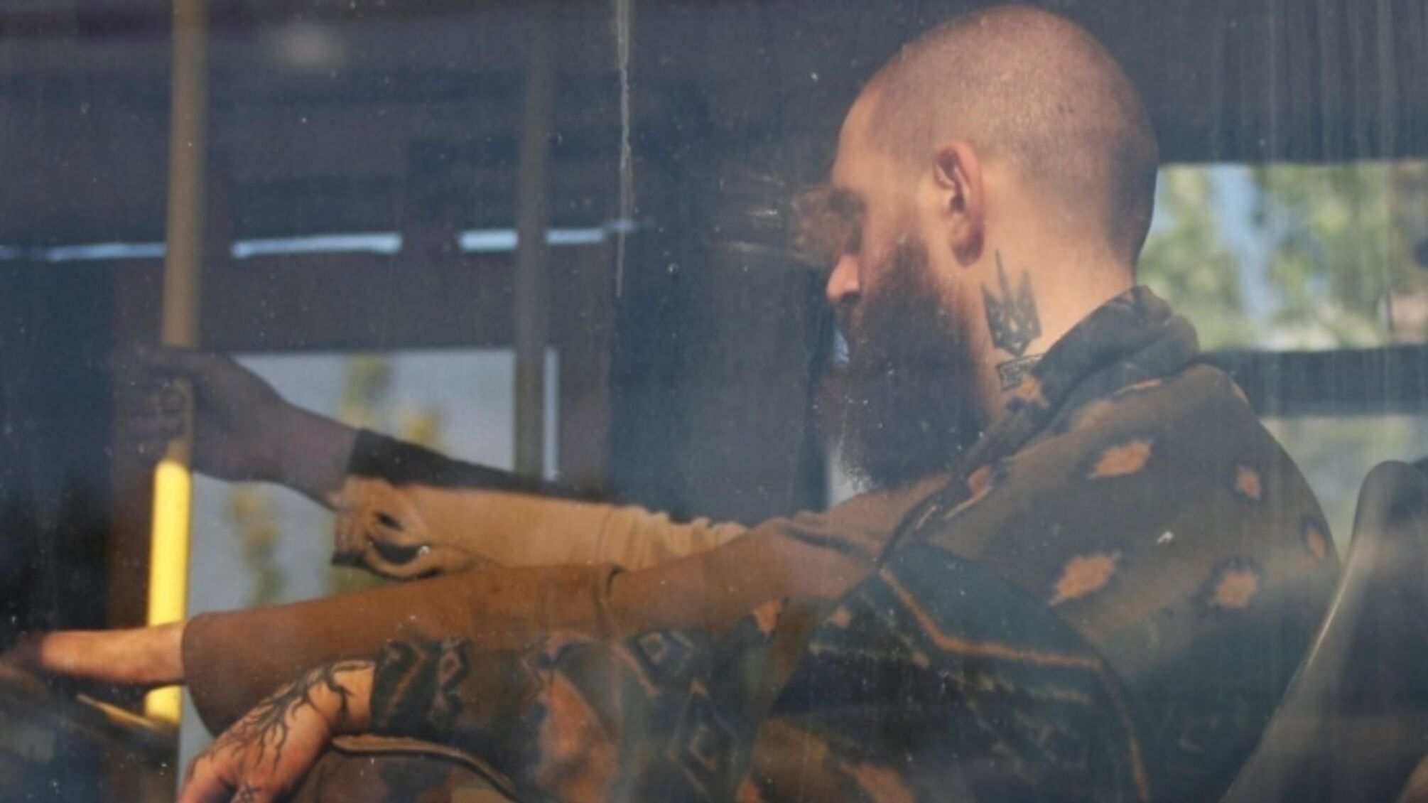 Українські військові, яких вивозять з Маріуполя