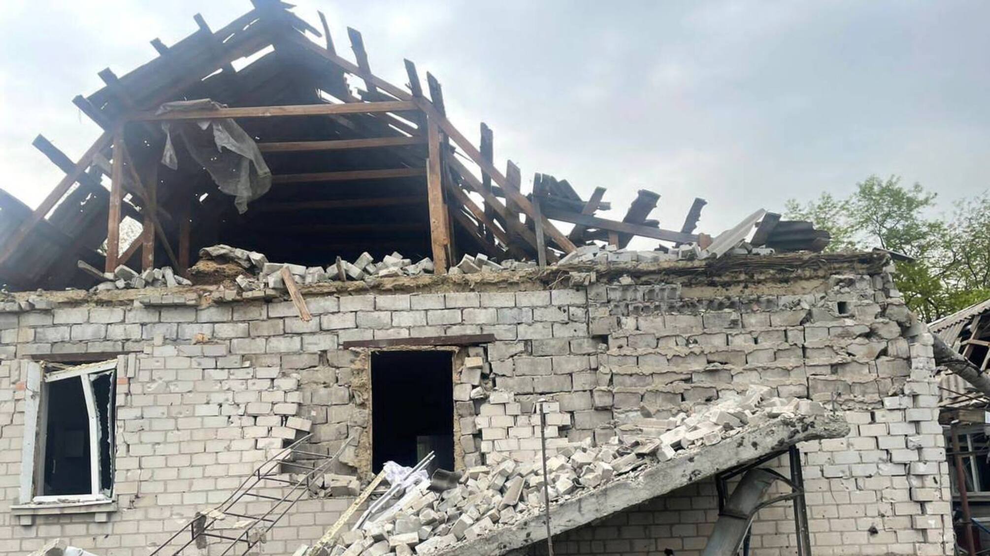 На Дніпропетровщині російська ракета впала на приватний будинок, є поранені (фото)