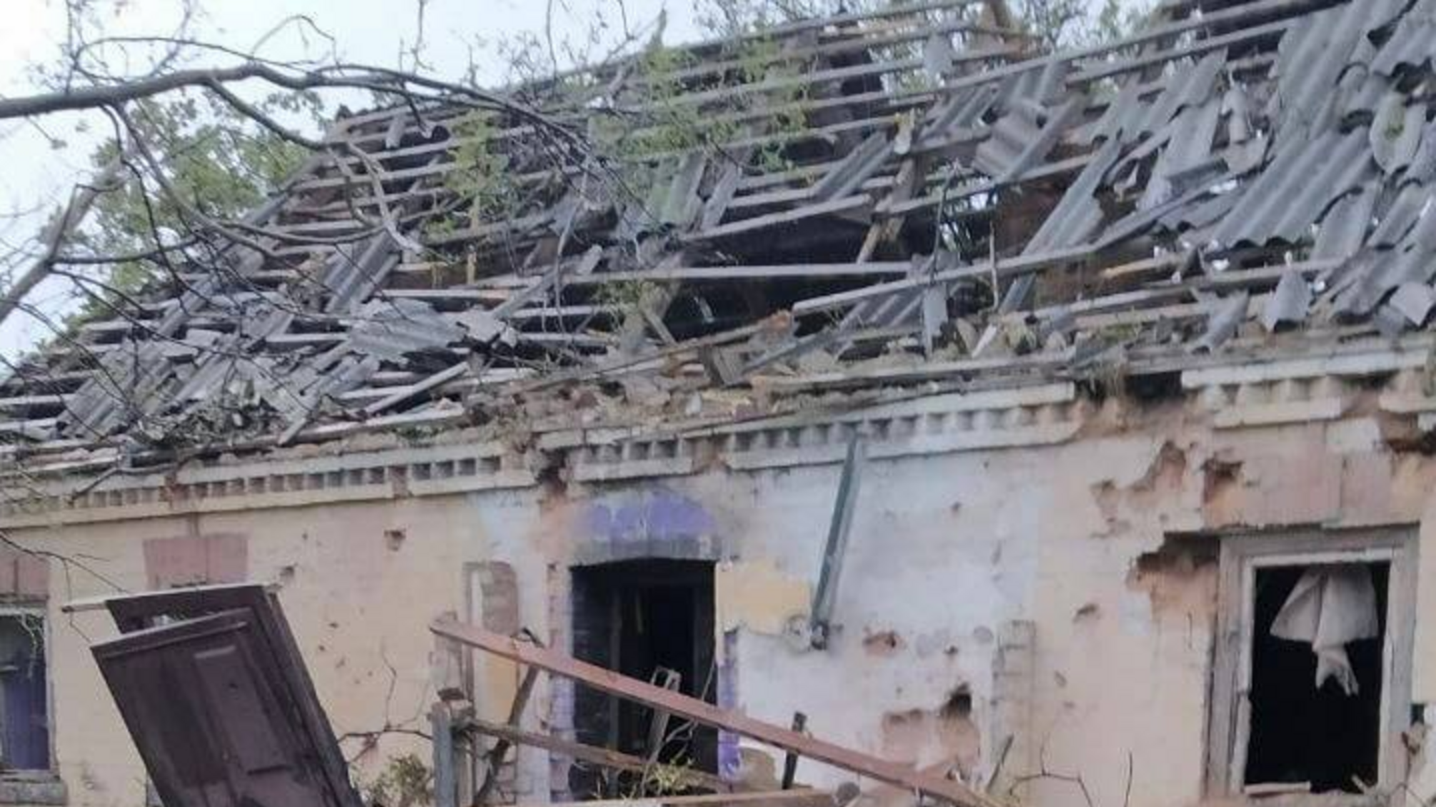 Разрушенный дом после обстрела