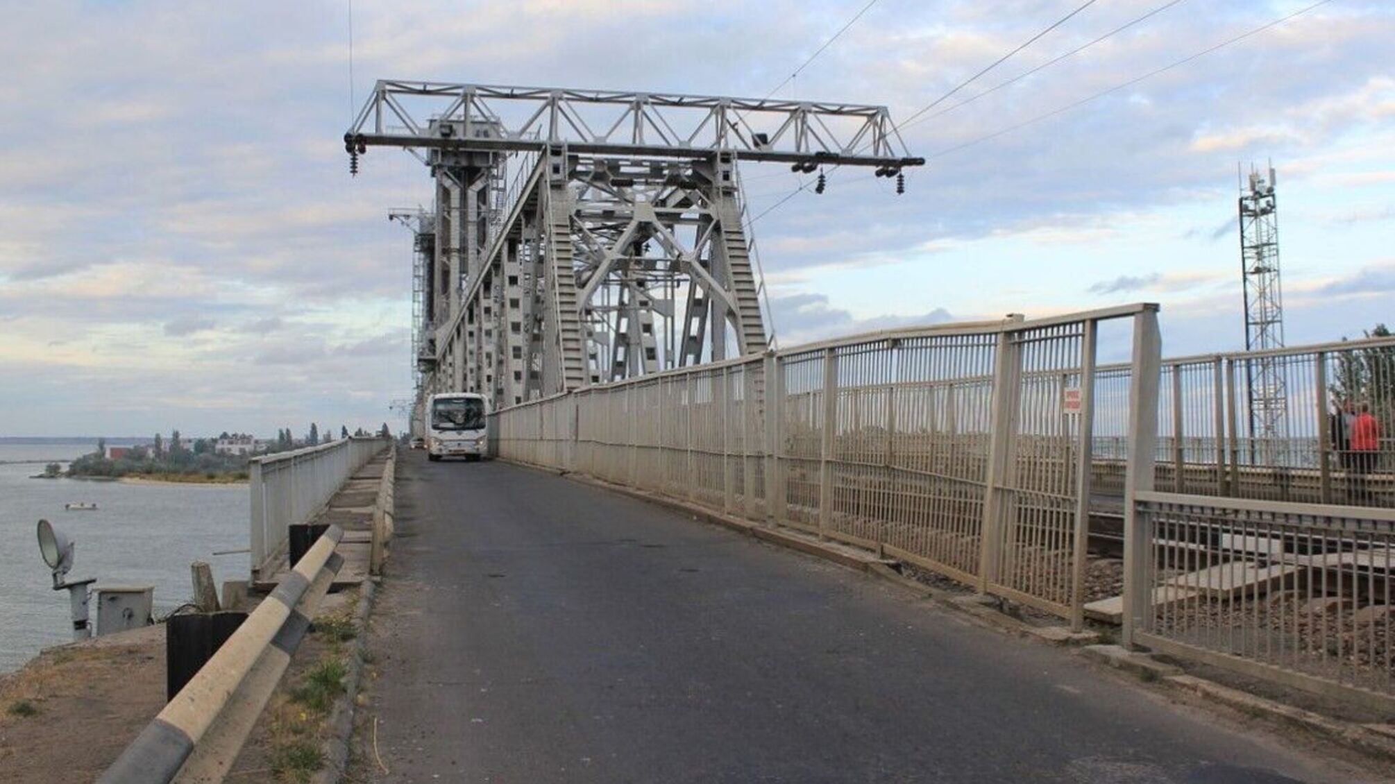 РФ в очередной раз обстреляла железнодорожный мост под Одессой
