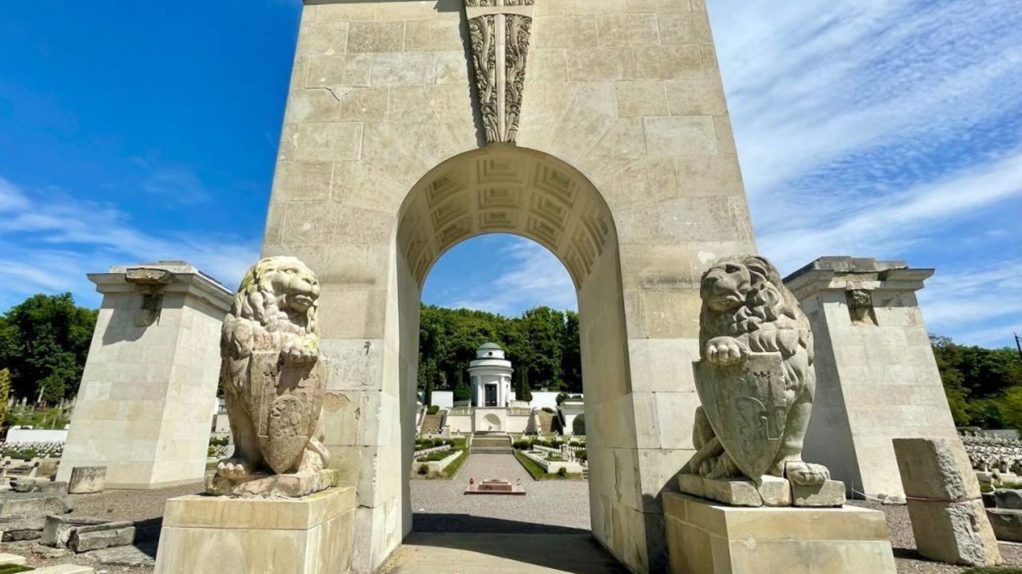 На ''Кладбище орлят'' во Львове откроют скандальные скульптуры львов