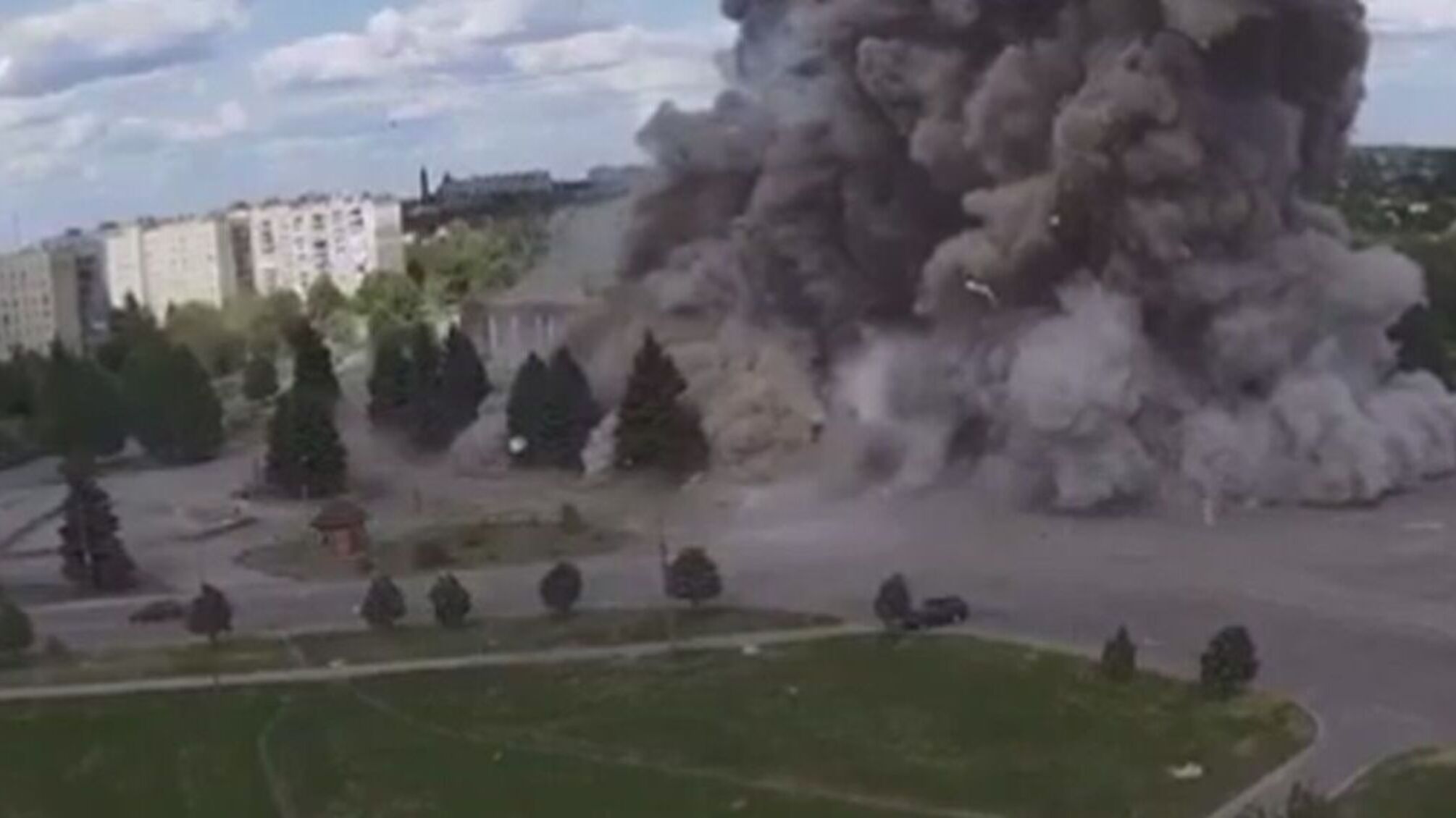Окупанти вдарили ракетою по Будинку культури у Лозовій, є постраждалі (відео)