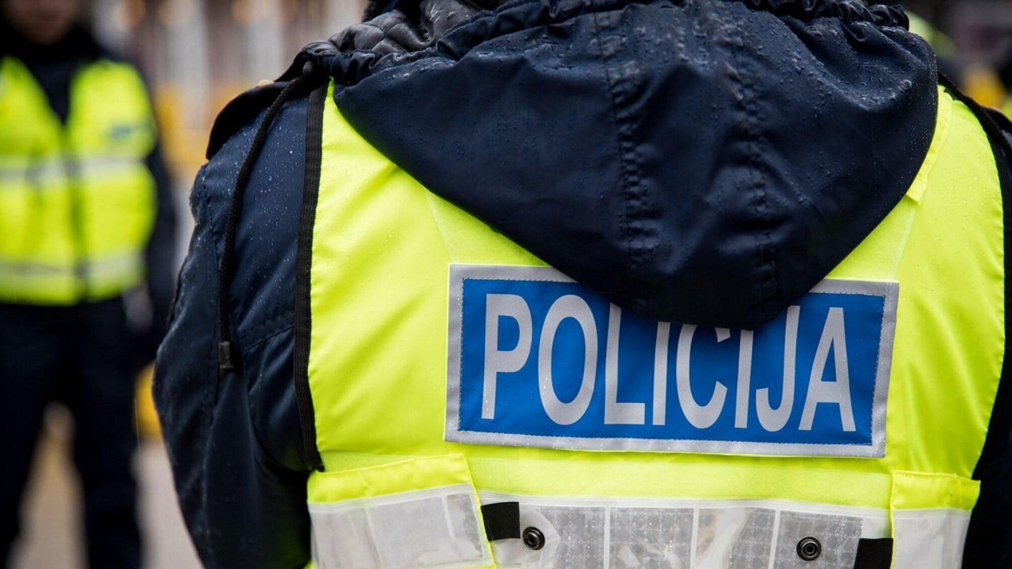У Латвії правоохоронці затримали чоловіка, який побив юнака з українським прапором