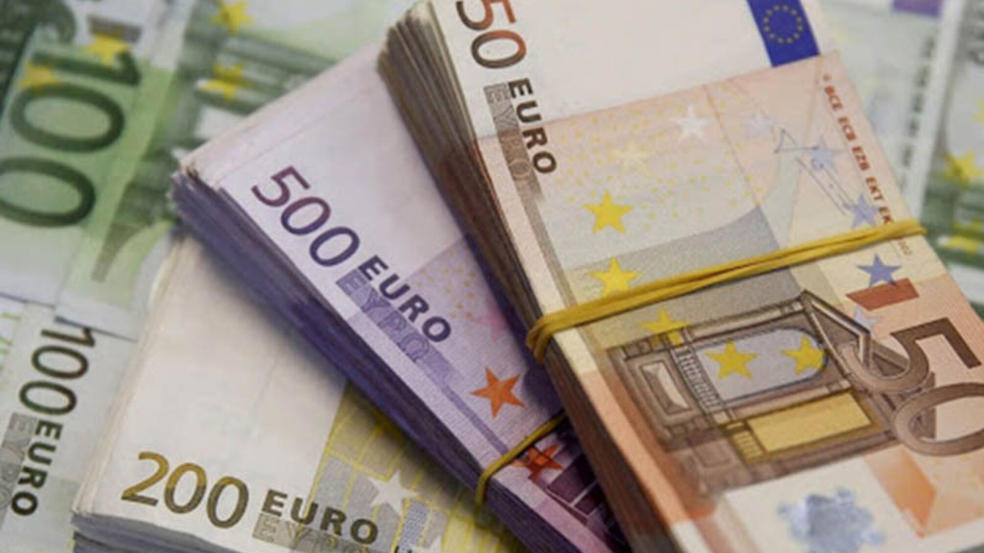 Рекордне падіння курсу євро: експерт пояснив причину