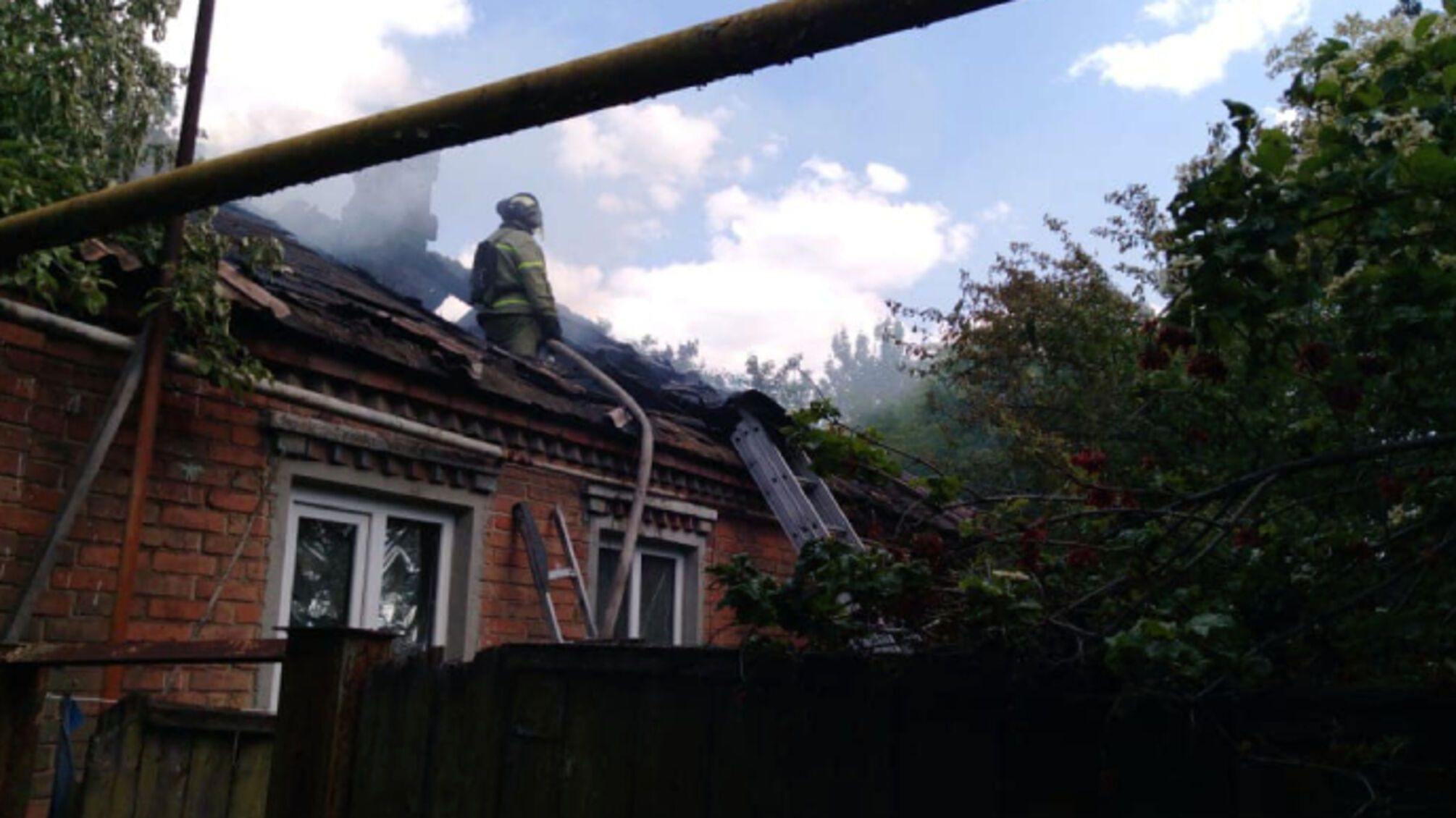 обстріляний будинок