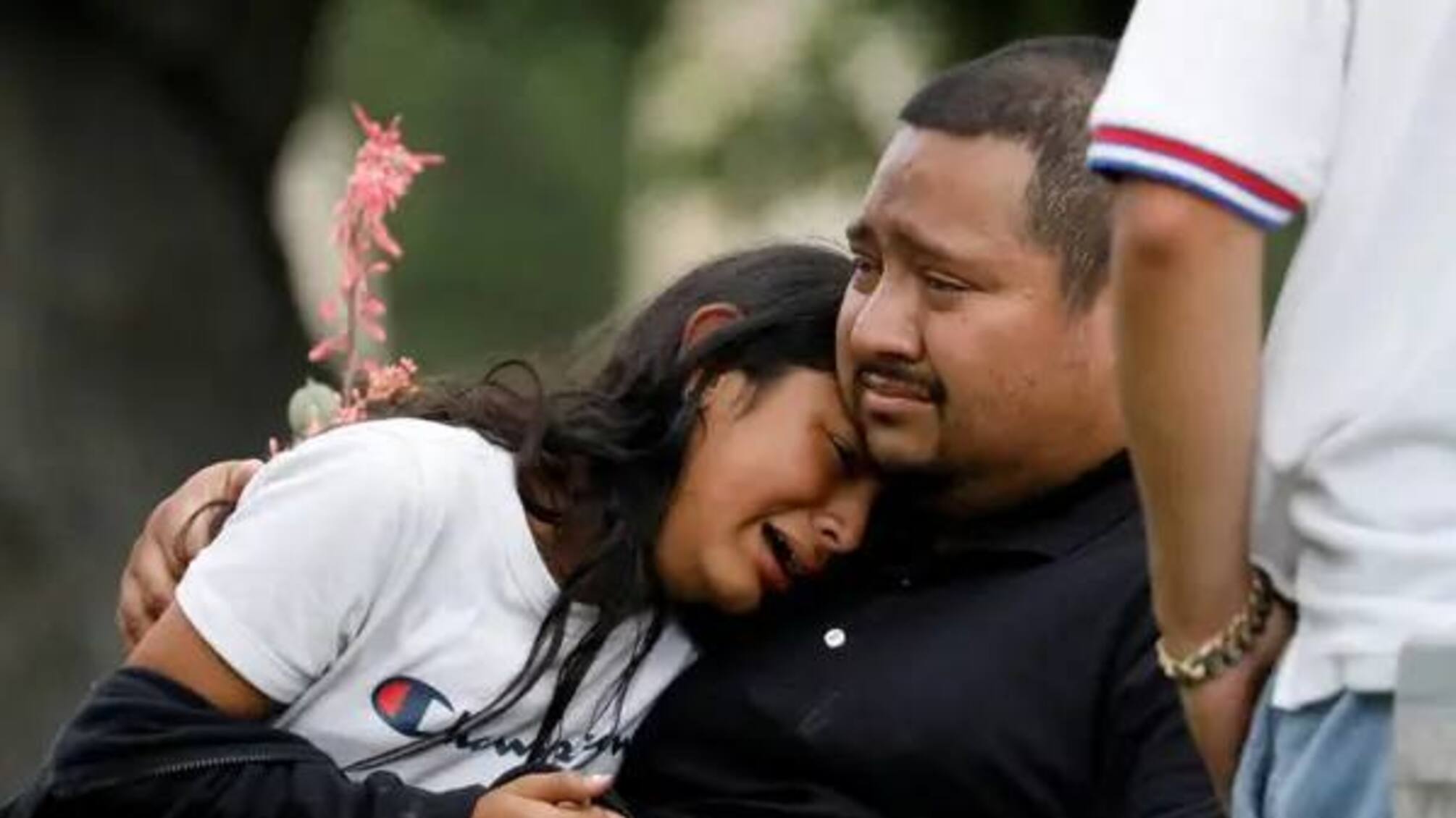 чоловік і жінка плачуть