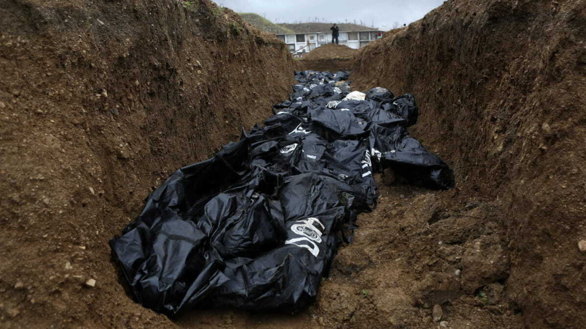 У Маріуполі продовжують розбирати завали: знайшли 70 тіл під уламками (відео)