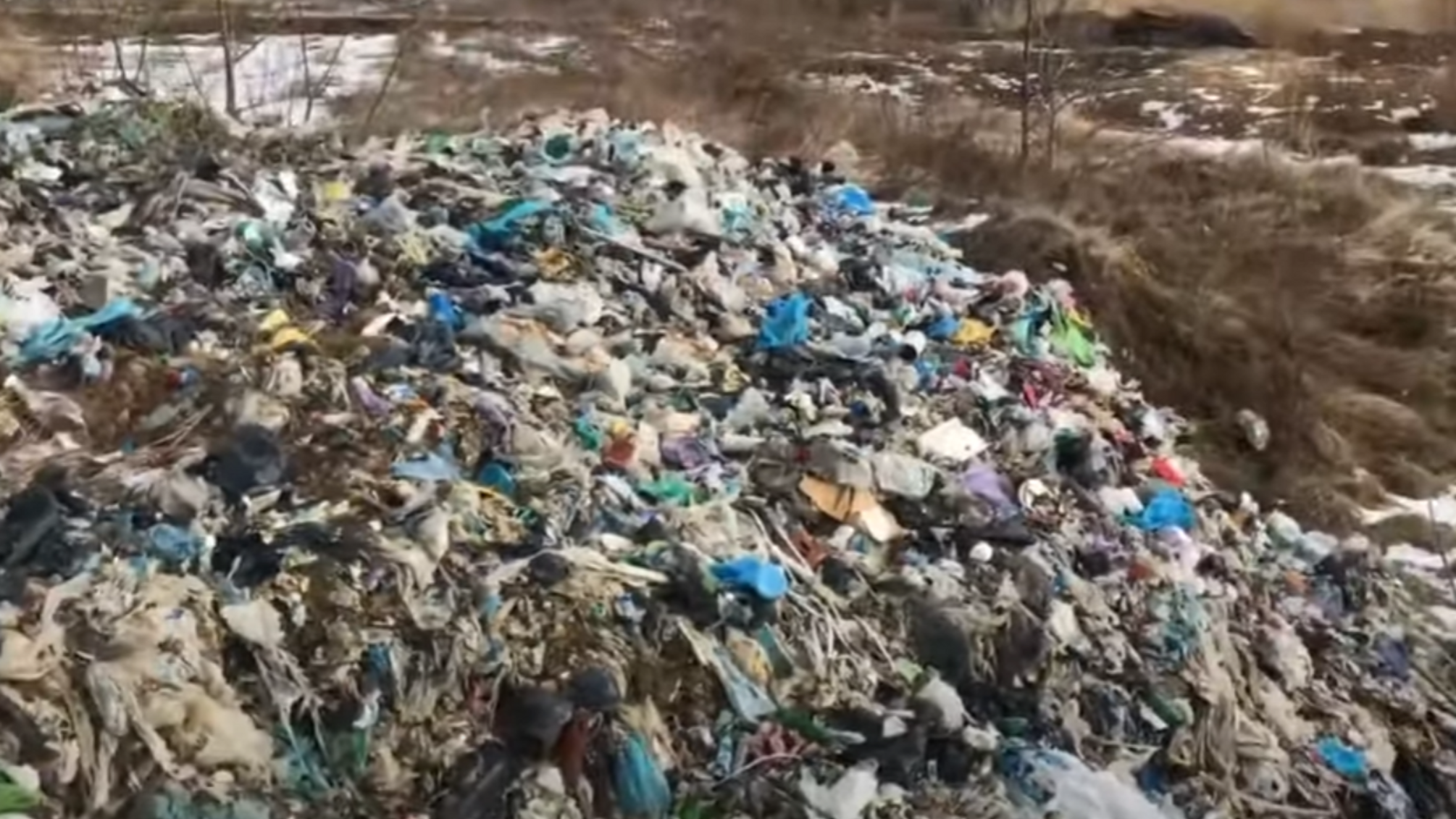 Обіцяв прибрати, але надурив: на Львівщині підприємець створив незаконне сміттєзвалище (відео)