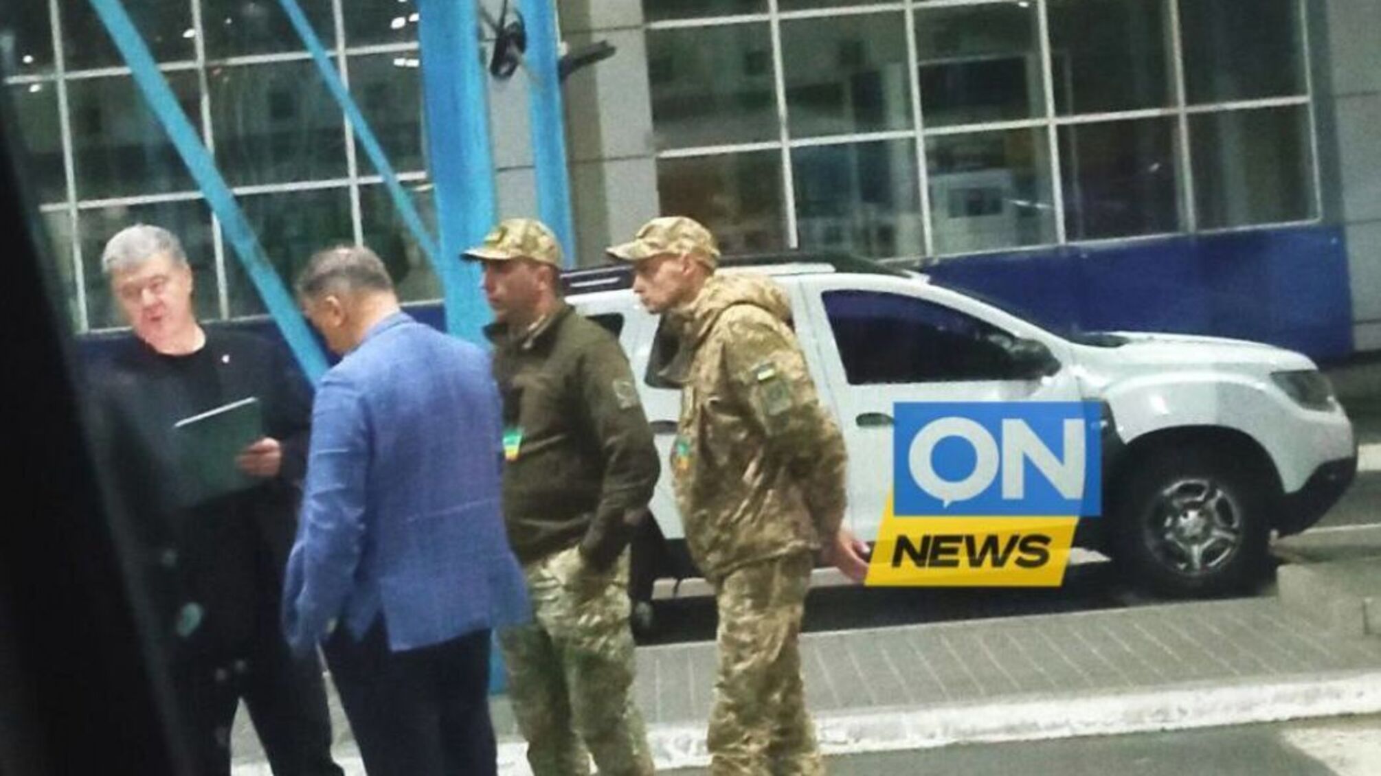 Экс-президент Порошенко пытался выехать из Украины. но его остановили пограничники