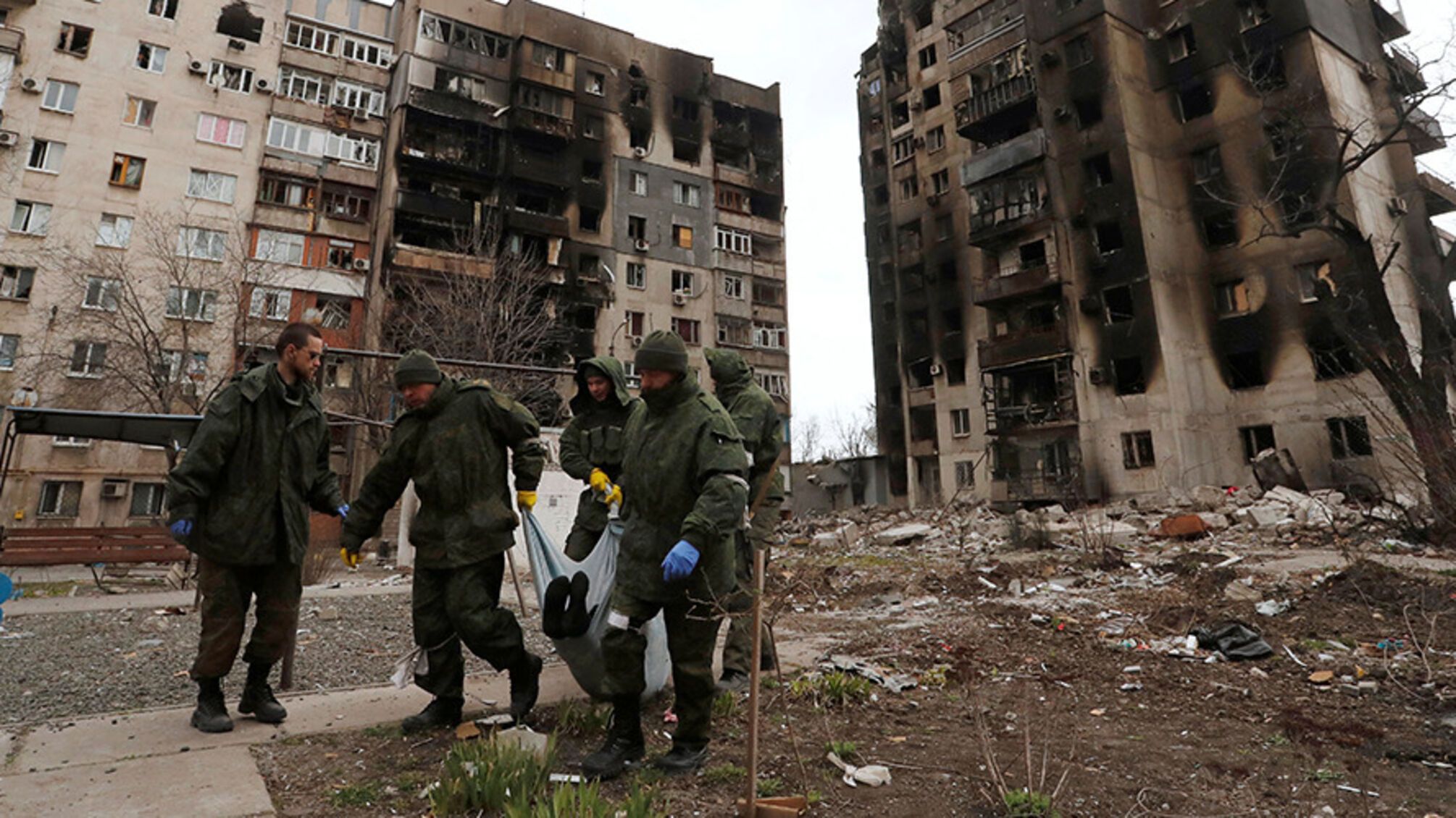 'Просто сваливают, как мусор': в Мариуполе россияне превратили супермаркет в свалку трупов