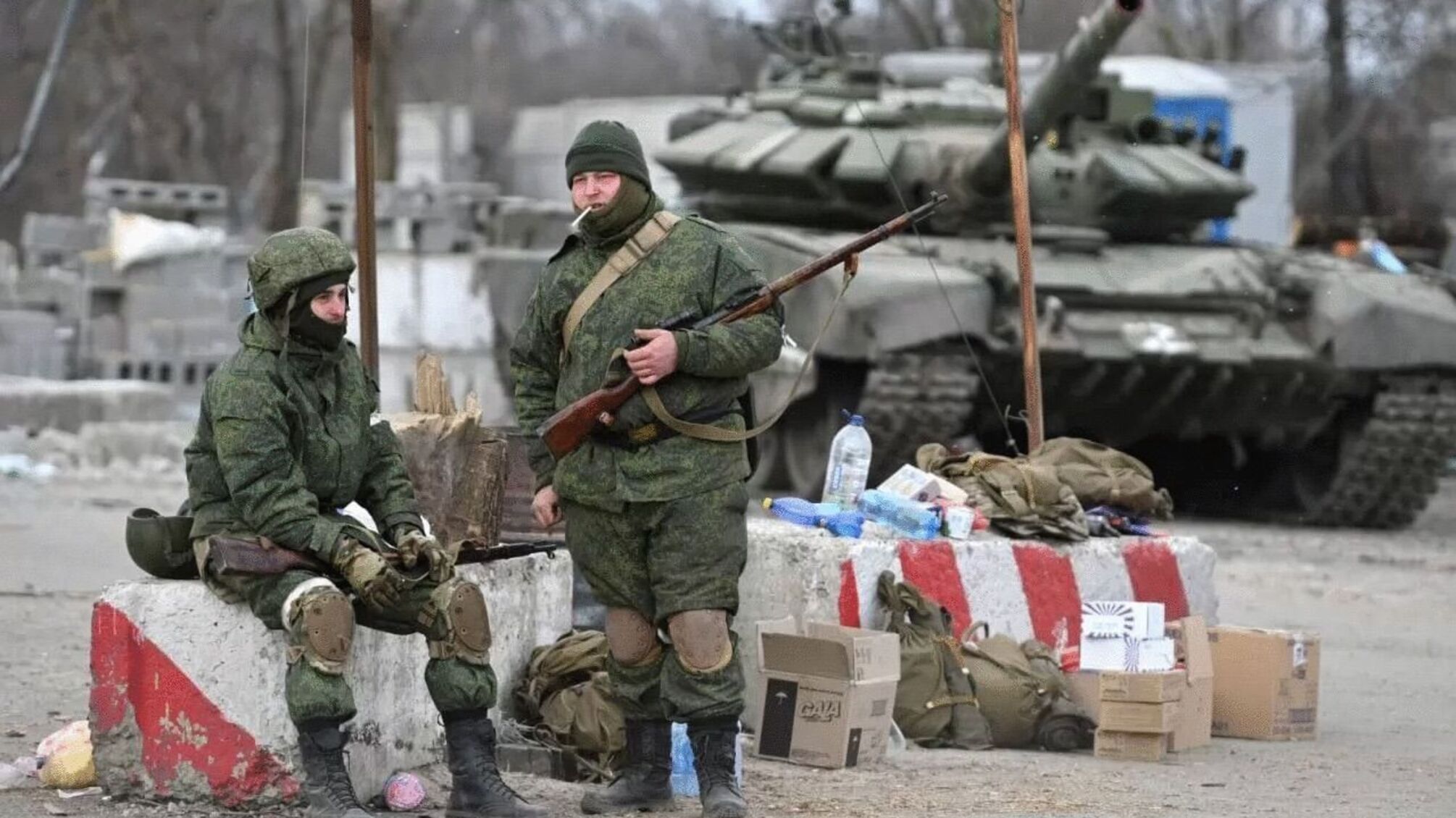 На окупованій Луганщині 'мобілізованим' видають застарілу зброю: гвинтівки Мосіна й радянські каски